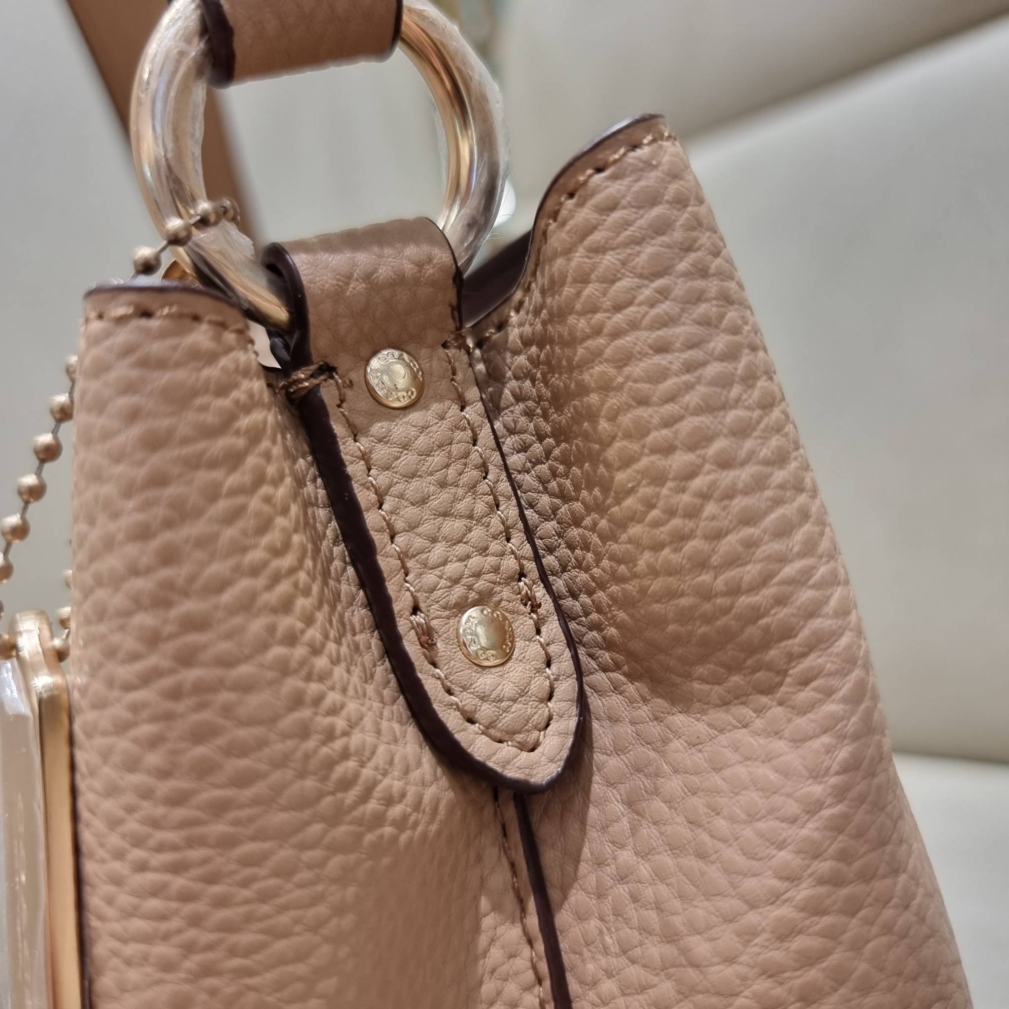 COACH 1011 SMALL TOWN BUCKET BAG รุ่นยอดนิยมใบเล็ก กระเป๋าทรงบัคเก็ต สีคลาสสิคเรียบหรู ตัดกับโลโก้สีทองดูโดดเด่น วัสดุหนัง pepble สวยคมทุกมุมจริงๆ!! เปิด-ปิดด้วยกระดุมแม่เหล็กทั้ง 2 ฝั่ง ภายในเป็นช่องโล่ง มาพร้อมสายสะพายปรับได้ตามตัว ขนาดใบนี้กำลังสวย สะพ