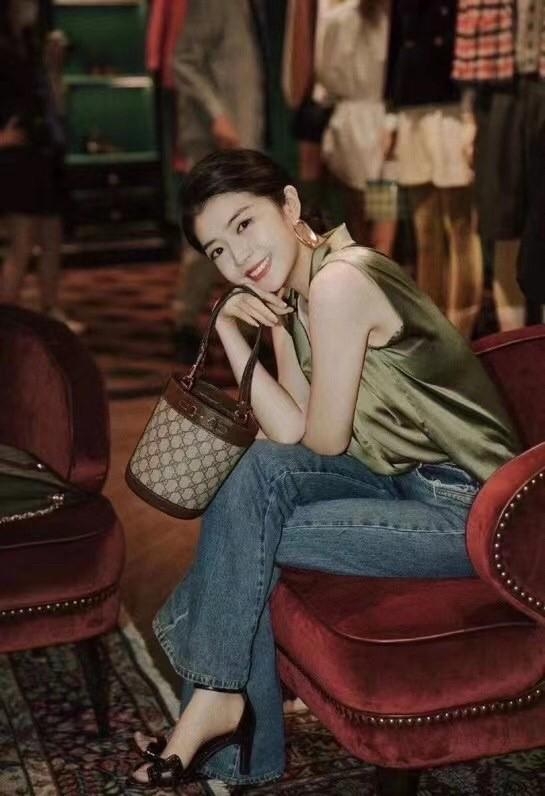 VIP 】Gucci Horsebit Gift Bag กระเป๋าสะพายข้าง Premiumgift วัสดุหนังแท้ เปิด-ปิด ด้วยกระดุมแม่เหล็ก ด้านในโล่ง ใส่ตังค์ ใส่โทรศัพท์ Iphone+ ได้ สายยาวปรับระดับได้ Crossbody ได้ น้ำหนักเบา มาพร้อมกล่องแบรนด์ สวยหรูดูแพง จะซื้อใช้เองหรือเป็นของขวัญก็เหมาะ ได