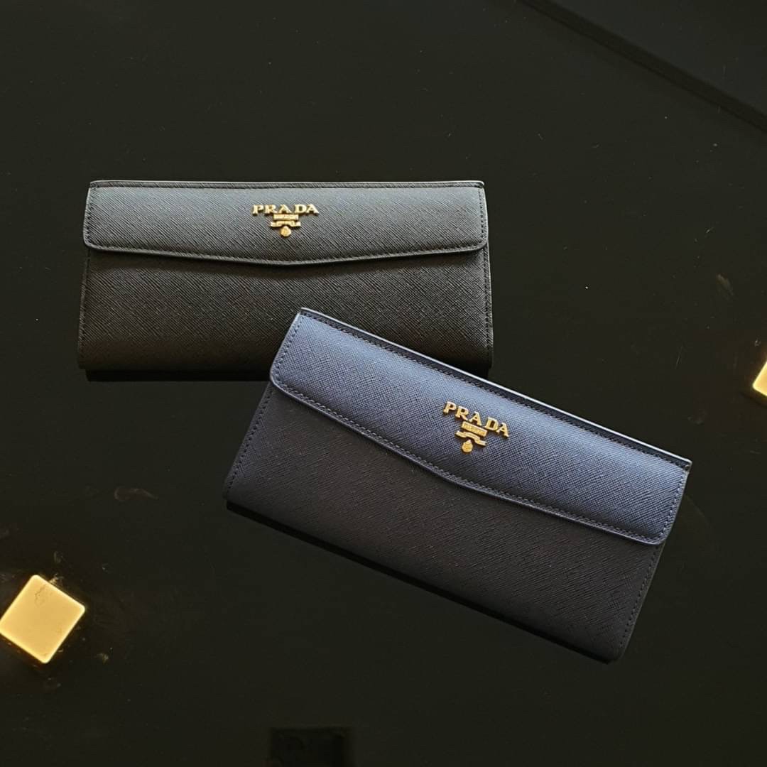 PRADA LONG WALLET กระเป๋าสตางค์รับทรัพย์ ทรงหรู จากแบรนด์ PRADA ลายหนัง SAFFIANO มีช่องใส่บัตร ถึง 12 ช่อง และช่องซิปใส่ของจุกจิกได้ น้ำหนักเบา จับถนัดมือ ขนาดกำลังดีคะ ถือแล้วดูดี อะไหล่ทองสุดหรู ใช้แล้วสวยแน่นอนค้า