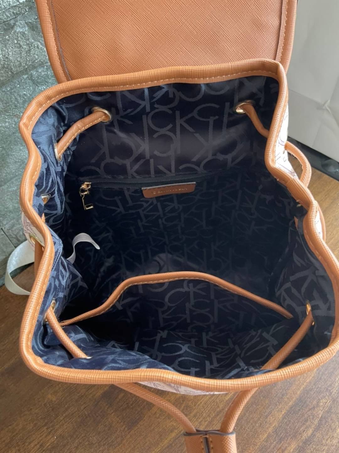 CALVIN KLEIN Monogram Backpack กระเป๋าสะพายเป้รุ่นใหม่ชนช้อป รุ่นยอดนิยม วัสดุ PVC คุณภาพดี หนังนิ่มสวย ฐานกระเป๋าแข็ง ตั้งอยู่ทรงรองรับน้ำหนักได้ดีมากๆ ตัวกระเป๋ามีน้ำหนักเบา ด้านหน้าประดับด้วยโลโก้แบรนด์ สายยาวดีไซน์เก๋ สะพายไม่เจ็บไหล่ เลื่อนปรับได้ฟรี