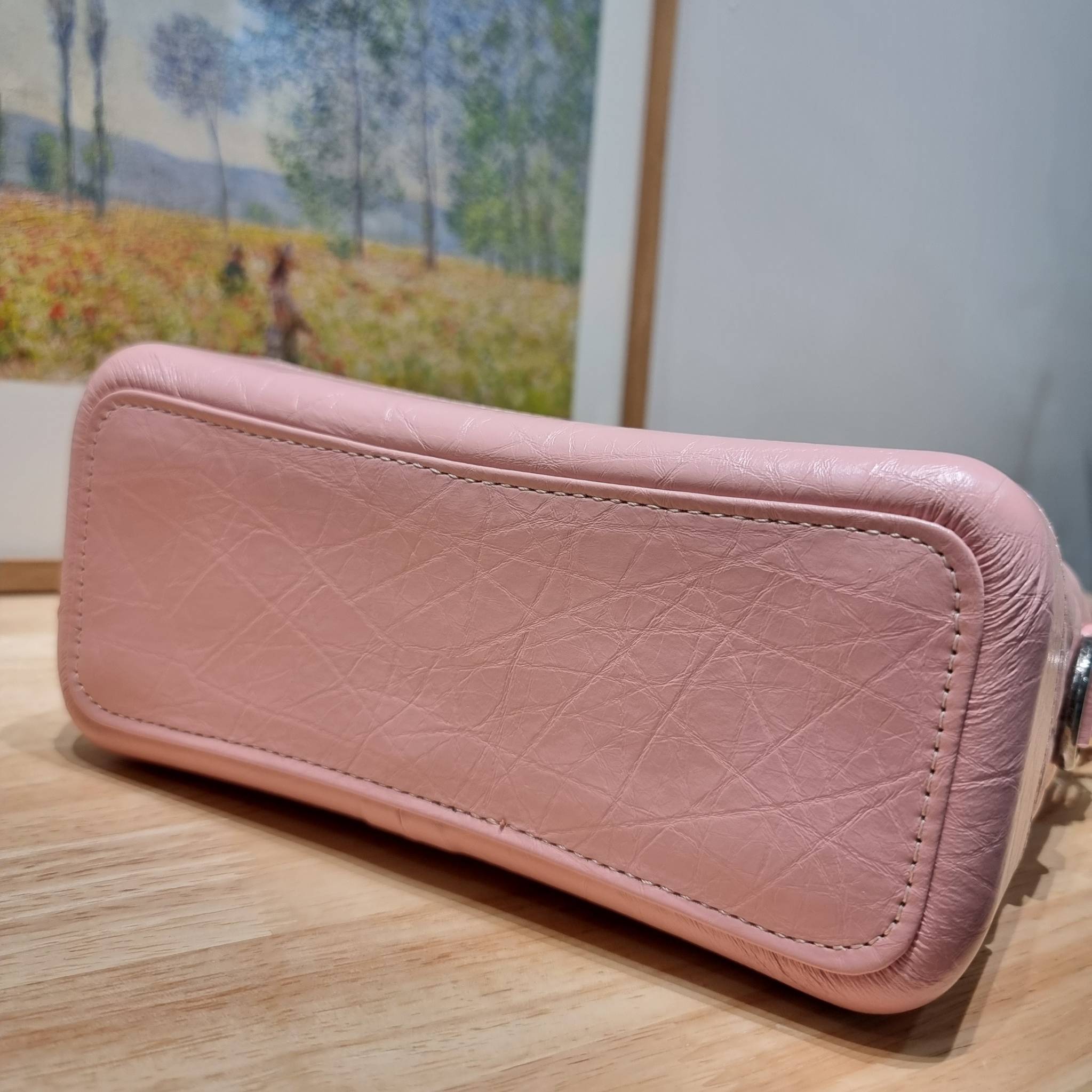 CHANEL Gabrielle Bag Medium สวยคลาสสิค No.1 ต้องยกให้ไอเท็มนี้เท่านั้น กับกระเป๋าสะพายซิกเนเจอร์ ดีไซน์ไม่เหมือนใคร เป็นเอกลักษณ์ ใช้งานได้หลากหลาย สะพายได้ไม่ซ้ำ