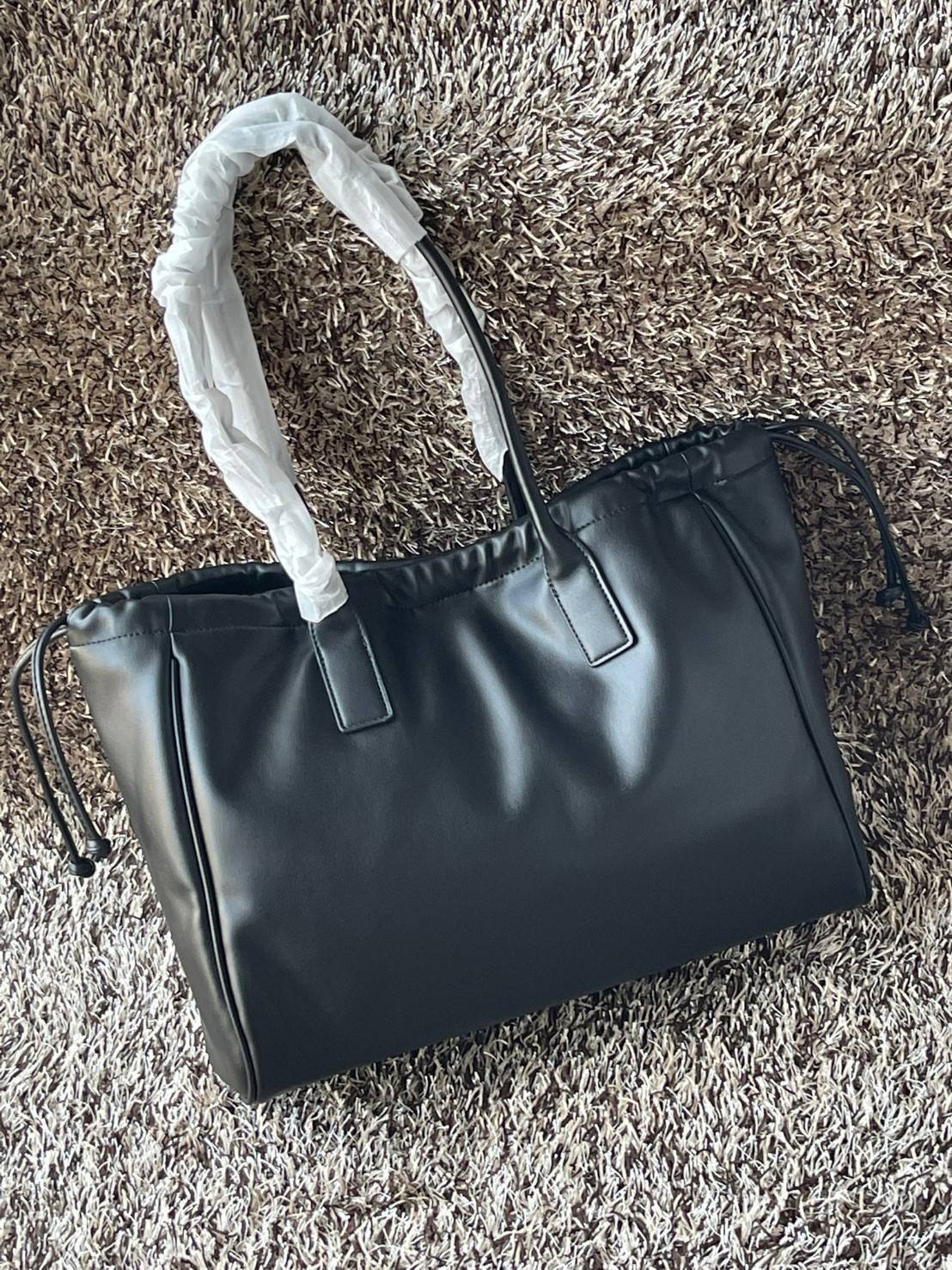 Celine cabas drawstring cuir triomphe in Smooth Calfskin / celine shopping bag เป็นกระเป๋าที่ดีไซน์คลาสสิก เรียบหรู ไม่ตกยุค โดดเด่นเพราะมีโลโก้อยู่ตรงกลาง ออกแบบมาให้ใส่ของใช้ในชีวิตประจำวัน ซึ่งคุณสามารถใช้เป็นกระเป๋าถือหรือสะพายไหล่ก็ล้วนเก๋และมีความคล