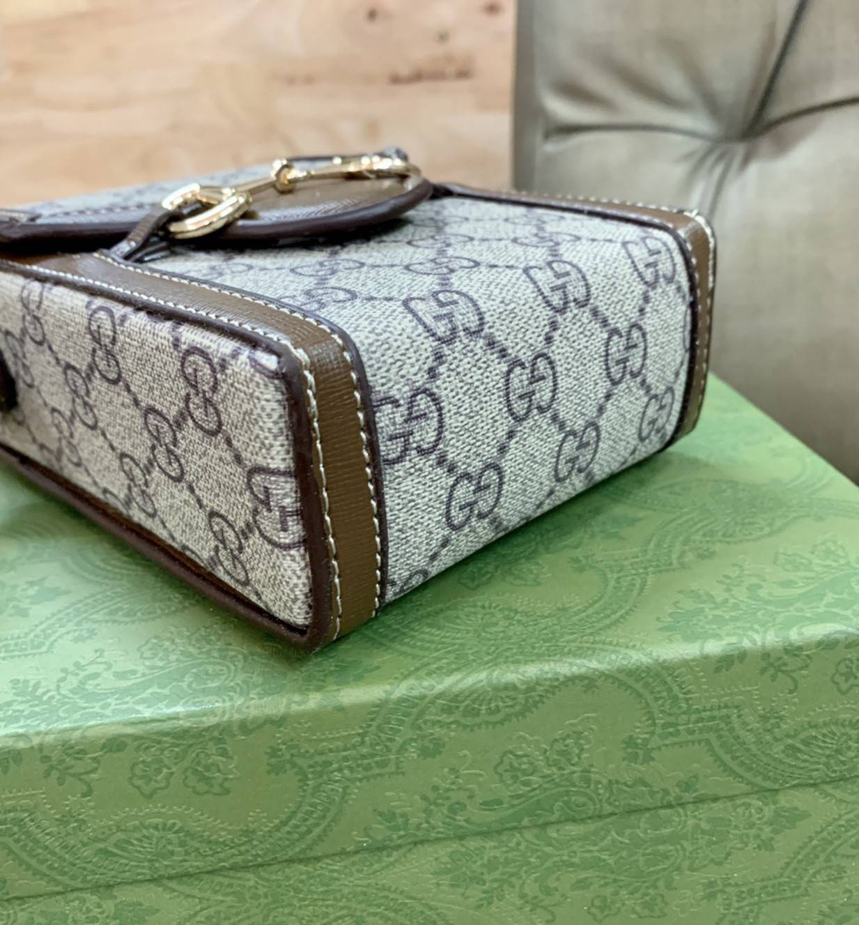 VIP GIFT 】หนังแท้ GUCCI Horsebit 1955 mini bag กระเป๋าสะพาย กระเป๋าใส่โทรศัพท์ งานแฟชั่นคลาสสิก ขอบหนังวัวแท้สีน้ำตาล อะไหล่สวย ดีไซต์สัญลักษณ์วงแหวนตามแบบฉบับ GUCCI มาพร้อมกล่องแบรนด์และสายสะพายยาวที่สามารถปรับระดับได้ พร้อมส่งให้สะพาย สวยๆ กันแล้ววันนี้