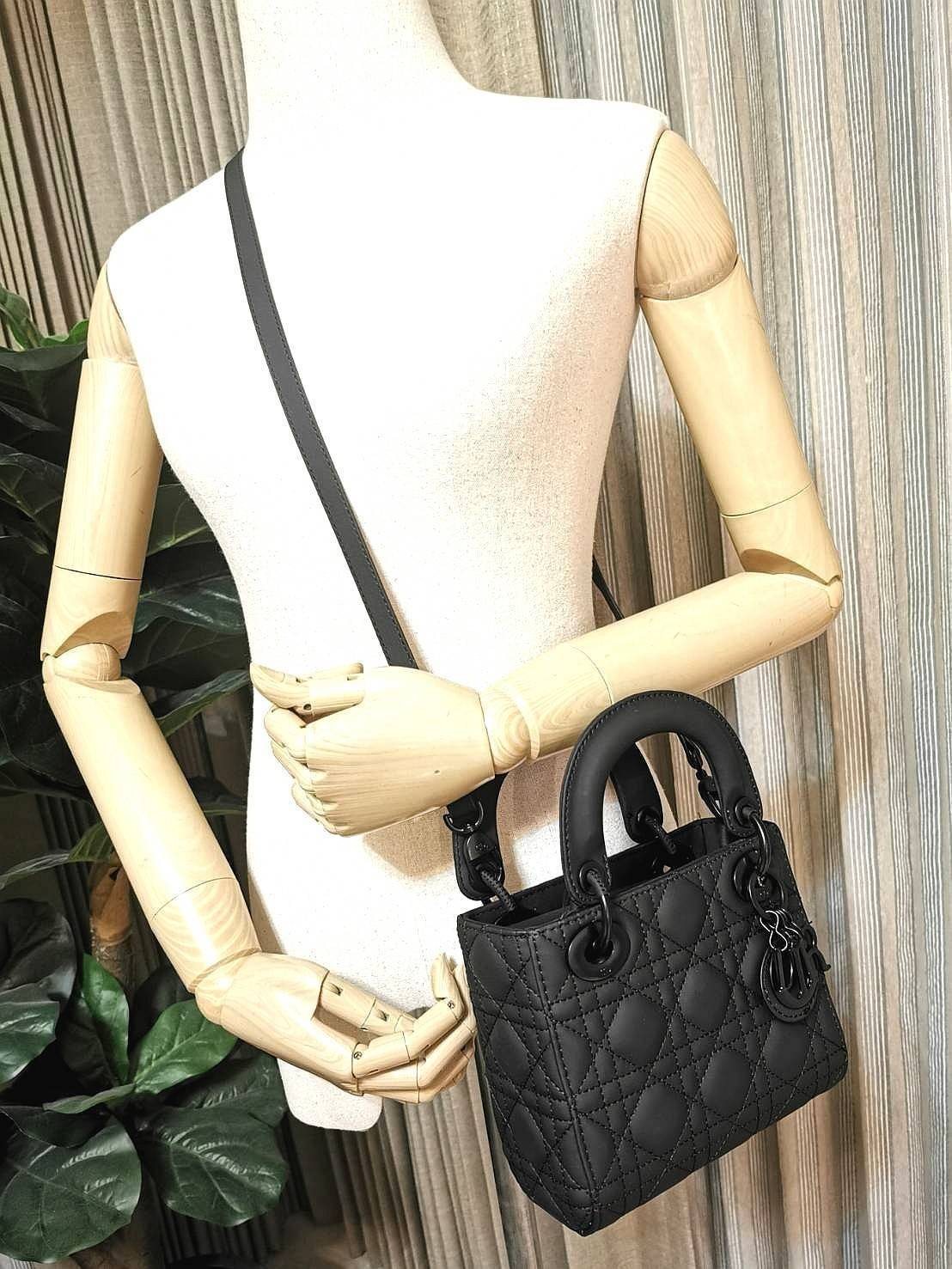 CHRISTIAN DIOR MINI BAG VIP GIFT WITH PURCHASE พรีเมี่ยมกิ้ฟรุ่น Limited สวยหรูดูดีอลังการเซตสุดคุ้มได้ทั้งกระเป๋าสะพายหนัง Calfskin + กระเป๋าสตางค์สั้น + Dior Gold Star ครบชุด ไอเท็มใหม่ล่าสุดน่าใช้น่าสะสม สินค้ามาพร้อมกล่องแบรนด์ จะซื้อใช้เองหรือมอบเป็น