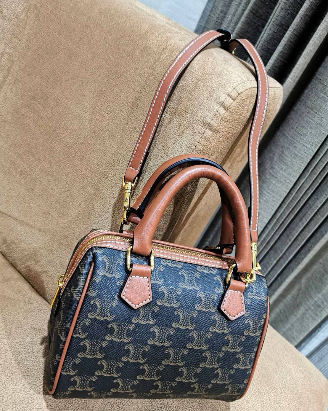 CELINE MINI CROSSBODY BAG VIP วัสดุ Triomphe Canvas สวยอยู่ทรงดีไซน์ยอดนิยมทรง Speedy ไม่มีเอ้าท์ค่ะ เปิดปิดด้วยซิปแบรนด์อะไหล่ทอง ใส่กระเป๋าสตางค์ มือถือ ของจุกจิกได้เยอะ หูจับแข็งแรงพับลงได้ พร้อมสายหนังยาวปรับระดับได้ถอดได้ อะไหล่แบรนด์สีทองหรูมีโลโก้ 