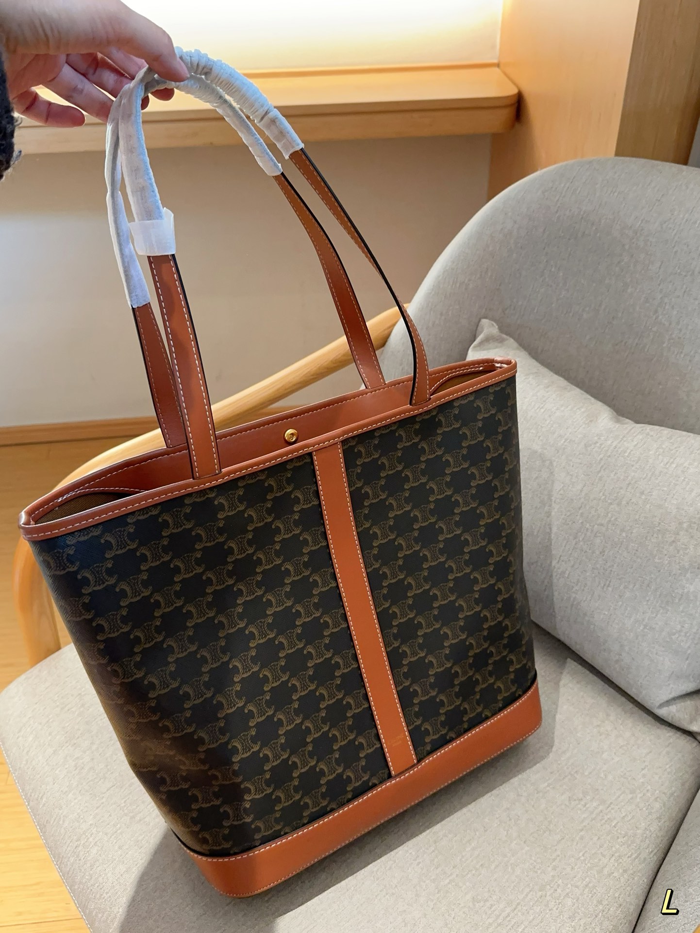 CELINE medium cabas in triomphe canvas / Celine Tote Shopping Bag กระเป๋าสะพายทรงโท้ทใบใหญ่ รุ่นยอดนิยม งานสวยหรูคลาสสิคไม่มีเอ้าท์ ภายในโล่งกว้างและจุมาก