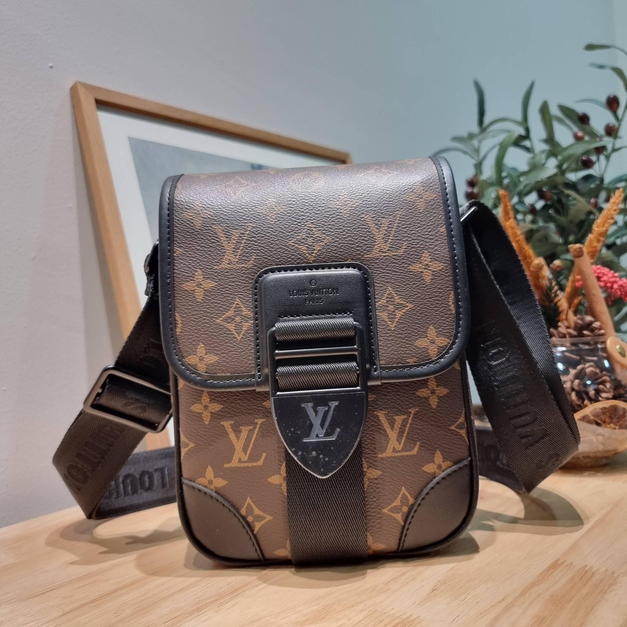 LV S-Lock Vertical wearable wallet กระเป๋าสะพายข้างสำหรับหนุ่มๆ LV crossbody bag ใหม่ล่าสุด ได้ชิคๆเท่ๆก่อนใคร ไม่ต้องรอพรีฯ ราคาดีวัสดุหนังแคนวาสคุณภาพดี ดีไซน์ดูแพง