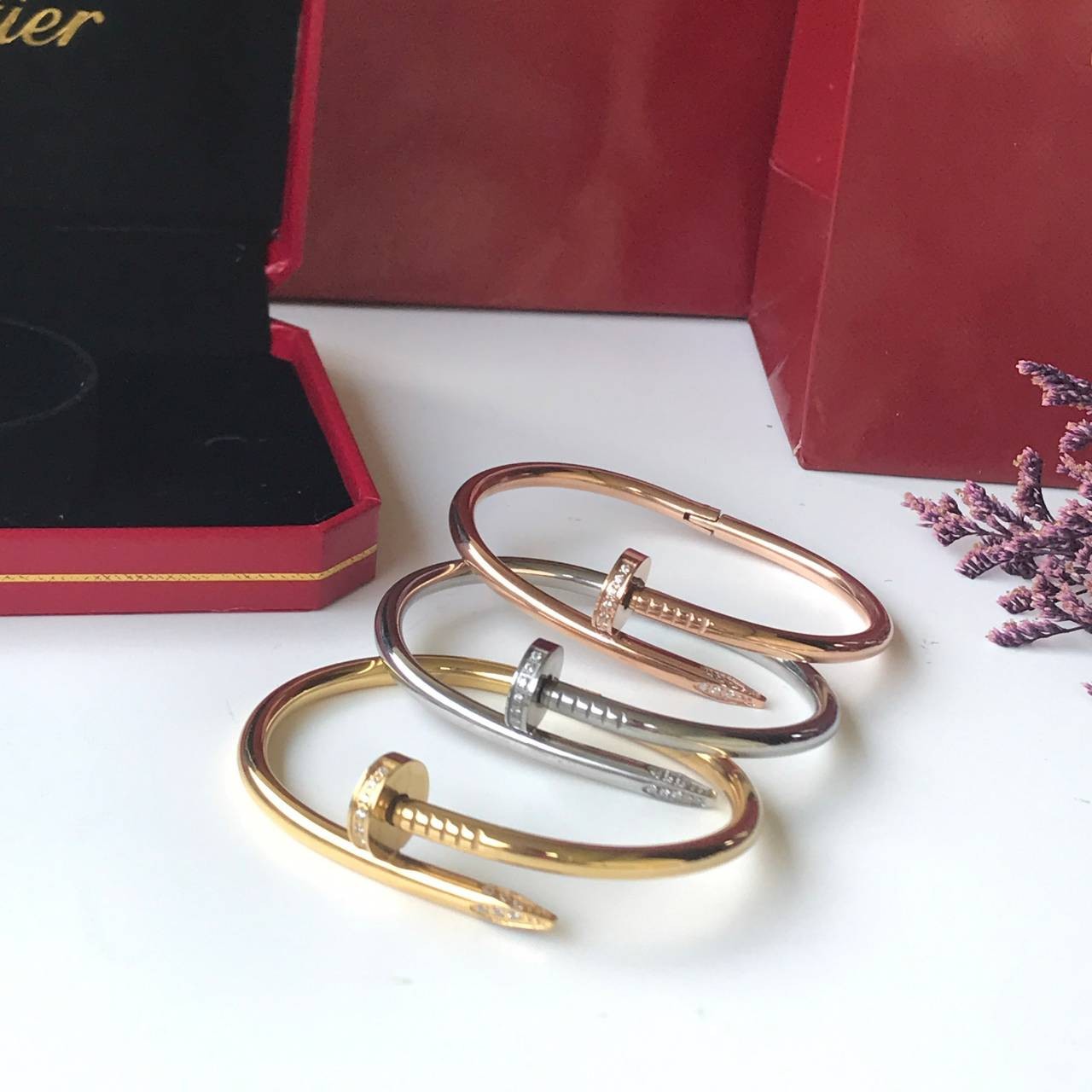 Cartier JUSTE UN CLOU BRACELET กำไลข้อมือตะปู งานดีสุดเกรดออริจินิล วัสดุคุณภาพดี ไม่ลอกไม่ดำ กล่องตามแบบ งานปั้มครบตามรูปเลยค่ะ