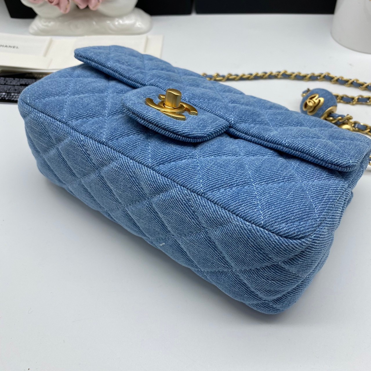 CHANEL Flap Bag Denim Pearl Gold Hardware 20cm พร้อมส่งที่ไทย วัสดุผ้าเดนิมสีน้ำเงินแท้ พร้อมฮาร์ดแวร์โทนสีทองโบราณ และมีฝาปิดด้านหน้าปิดแบบเทิร์นล็อค CC ซิกเนเจอร์ของแบรนด์ ภาพสินค้าถ่ายจากงานขายจริง ใช้งานต่างประเทศได้