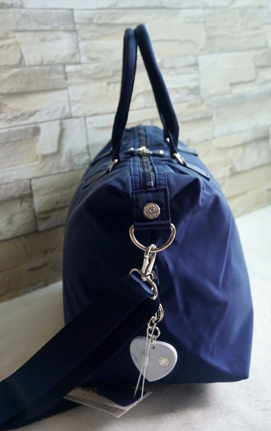 Kipling Tiram Handbag 2018!!! Kipling factory oem HK กระเป๋าสะพายใบใหญ่ วัสดุไนล่อนคุณภาพสูง กันน้ำ ระดับนึงเลยค่ะ สามารถถือได้ สะพายข้างได้ เปิดปิดกระ แบบซิปคู่ ภายในกระเป๋าโล่งกว้าง มีข่องซิป ช่องเล็ก และ ช่องขนาดกลางเสริมนวมให้ด้วยค่ะ พร้อมสายห้อยกุญแจ