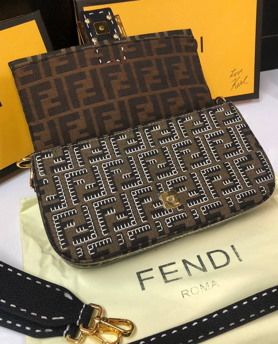 หนังแท้ Fendi Embroidered FF fabric bag กระเป๋าบาแกตต์ขนาดกลางอันเป็นเอกลักษณ์ ผลิตจากผ้าแจ็คการ์ดพร้อมลวดลาย FF สีน้ำตาลอันเป็นเอกลักษณ์ ตกแต่งด้วยงานปักสีตัดกัน ตกแต่งด้วยตัวล็อค FF โดดเด่นด้วยฝาปิดด้านหน้า ตัวล็อคแบบแม่เหล็ก ขอบหนัง