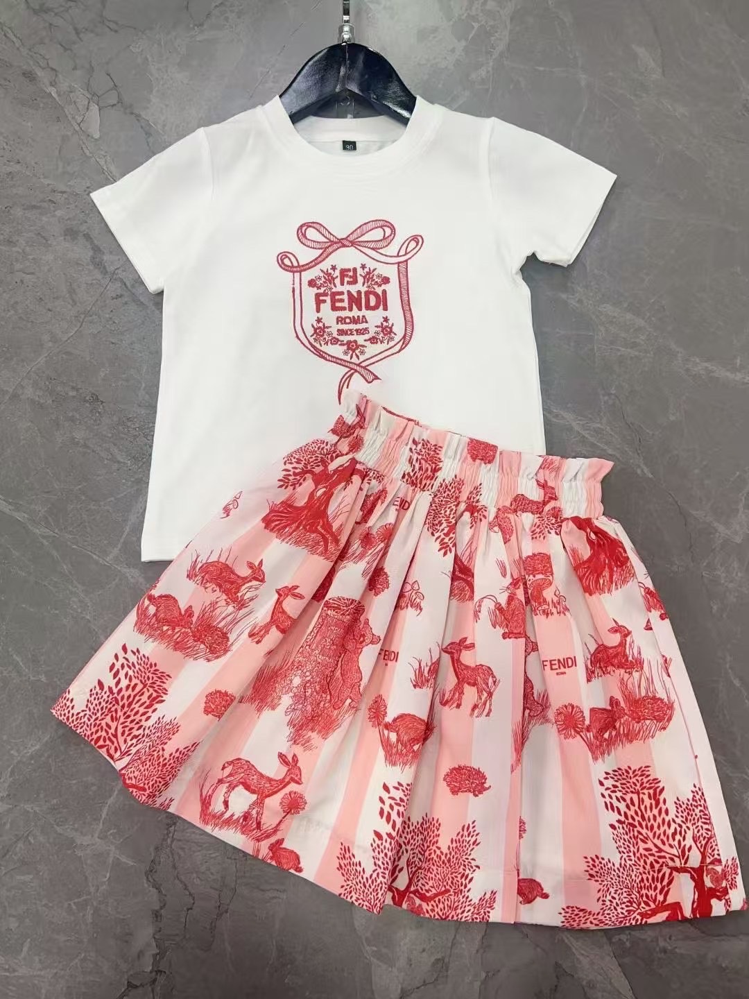 สลับแท้ เกรดเทพ Size 90-150 เสื้อผ้าเด็กแบรนด์เนม FENDI Jersey junior T-shirt + Junior Skirt Poplin งาน 1:1 เซตงานเสื้อยืดขาวกับกระโปรงลายผ้าชนะเลิศ เนื้อผ้าการันตีความพรีเมียม