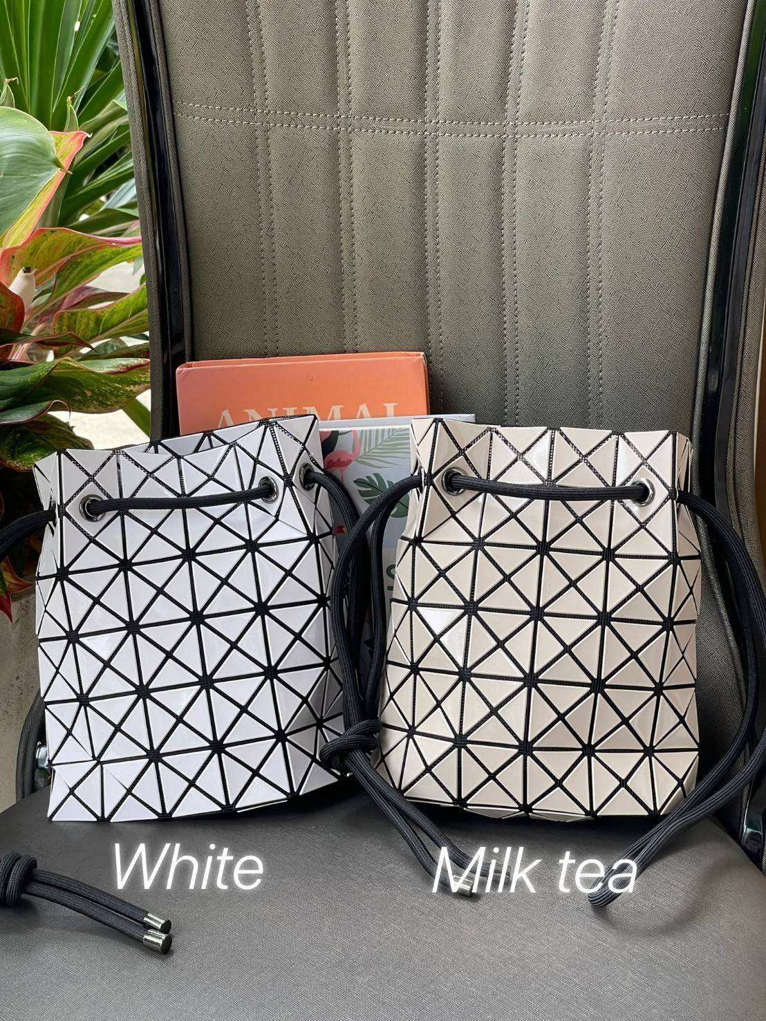 Baobao Issey Miyake Wring Small Bag กระเป๋าสะพายครอสบอดี้พร้อมสายรูดเปิดปิด สามารถปรับความยาวของสายได้ตามสไตล์ความชื่นชอบ ด้วยดีไซน์ทรงน่ารัก เหมาะสำหรับให้สาวๆหยิบใช้ในวันสบายๆ แต่เต็มเปี่ยมไปด้วยความคล่องแคล่ว ไฮไลต์ของซีซั่นนี้คือกระเป๋าที่มาพร้อมกับเช