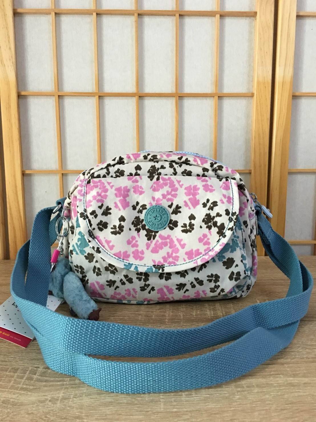Kipling nylon shoulder bag K15313 กระเป๋าสะพายข้าง วัสดุ nylon บุด้วยนวมที่ฐานกระเป๋า เพิ่มความนุ่มค่ะ ขนาดกำลังน่ารักสะพายคล่องตัว ด้านหน้ามี ช่องใส่ของ 1 ช่อง ช่องหลักเปิดปิดด้วยซิป ภายในโล่งจุได้เยอะ ใส่กระเป๋าสตางค์ใบยาวได้ มีช่องซิปเล็กและสายห้อยกุญแ
