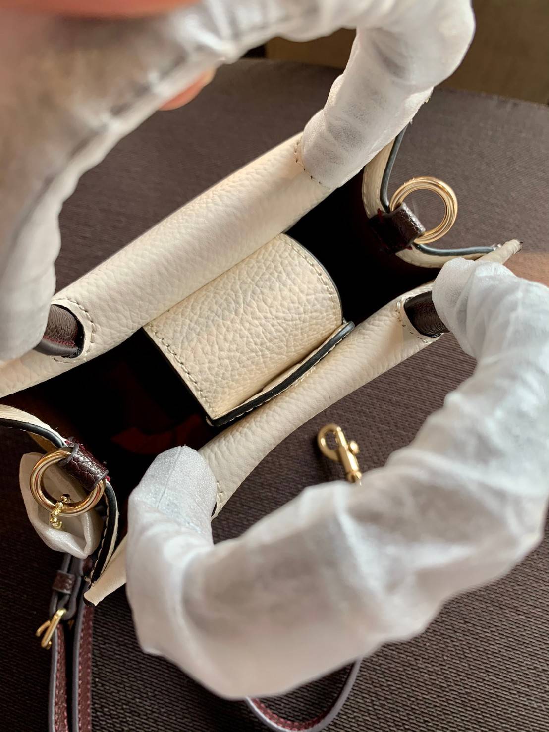 OUTLET COACH MINI CALLY CROSSBODY IN SIGNATURE ((5693//2134//2183)) พร้อมส่งที่ไทยทันที! กระเป๋าสะพายครอสบอดี้ร์ หนังแท้นิ่มอย่างดีค่ะ