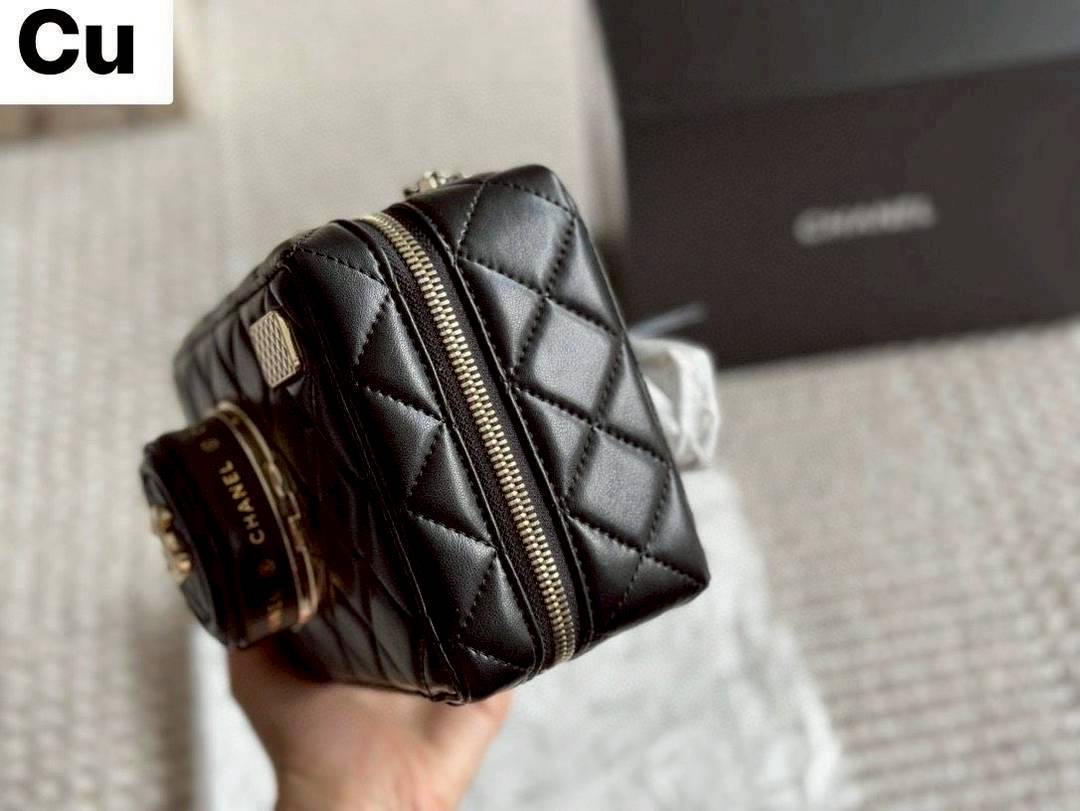 Chanel 24 camera bag Spring 2024 กระเป๋าสะพายทรงกล้อง เก๋มากสุดไอคอนิก ดีไซน์เป็นเอกลักษณ์ ดูแพงเกินเรื่อง มีความโดดเด่นดีไซน์คล้ายเลนส์ด้านหน้าเปิดเป็นกระจกได้