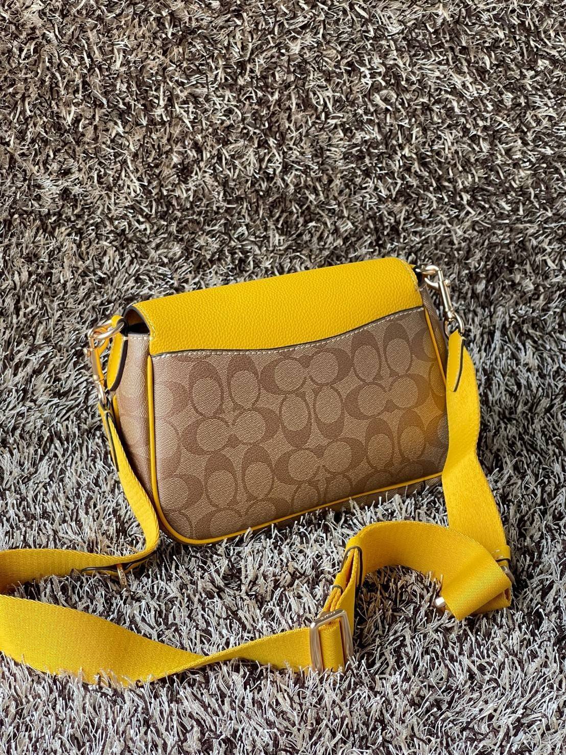 COACH Lucy Crossbody กระเป๋าใบนี้ขนาดกะทัดรัดกำลังดี เพียงพอสำหรับใส่ของจำเป็นที่ต้องการพกติดตัว ที่สำคัญใช้งานง่ายสามารถหยิบของได้สะดวกรวดเร็ว วัสดุผ้าใบเคลือบซิกเนเจอร์และหนังกรวดละเอียด ด้านในมีซิปและกระเป๋าอเนกประสงค์ ปิดสแน็ปอิน กระเป๋าแบบเปิดด้านนอก