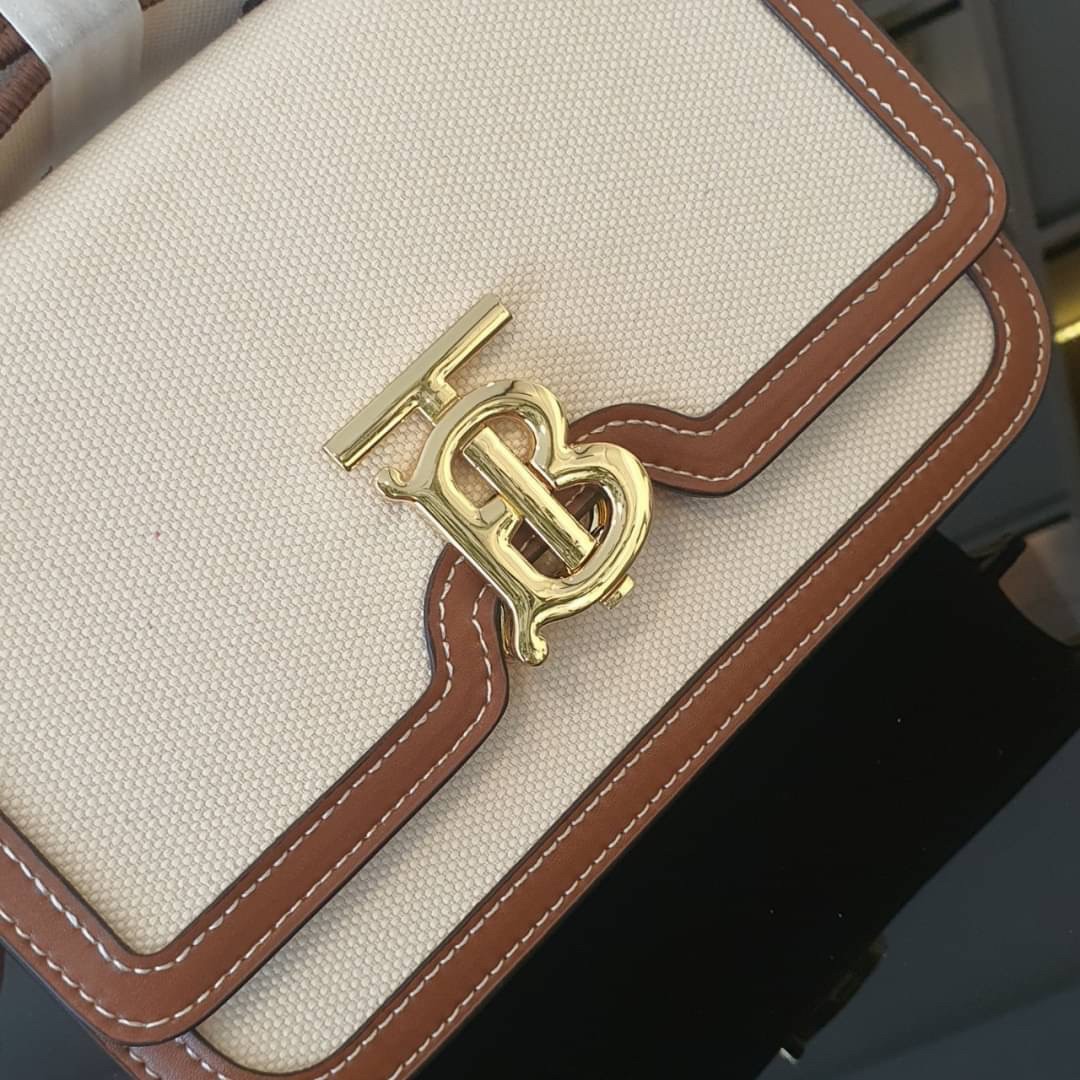 BURBERRY FRAGRANCES CROSSBODY BAG / BURBERRY FRAGRANCES QUITED LAMBSKIN BAG ตัวกระเป๋าเป็นผ้าตัดหนังแท้ Lambskin นิ่มสวยหรูดูดี เปิดปิดด้วยฝาปิดสัญลักษณ์รูปตัวB ภายในโล่งกว้าง
