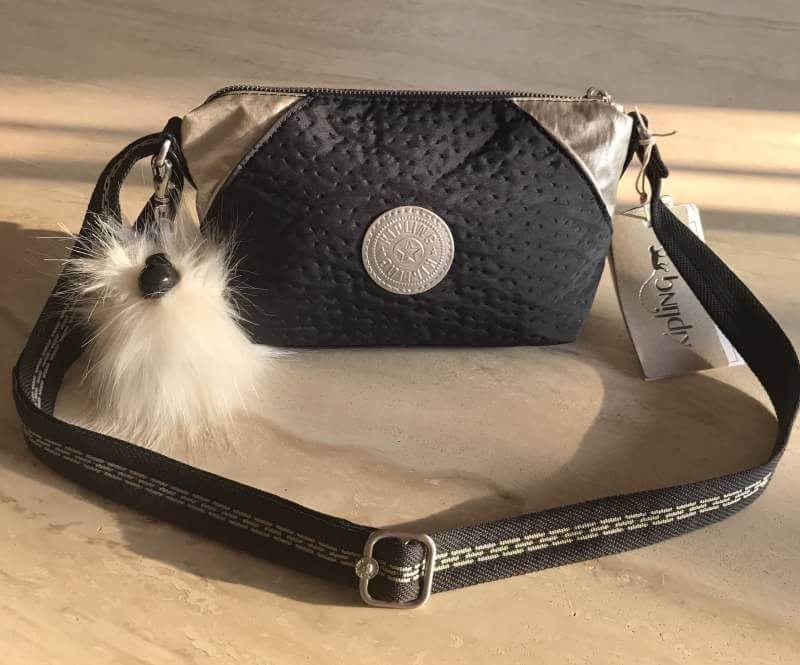 Don't Miss! NEW! KIPLING ART XS SHOULDER BAG กระเป๋าสะพายรุ่นใหม่ล่าสุดดีไซน์สุดชิค Limited Edition วัสดุ Nylon+Polyester 100% น้ำหนักเบา โดดเด่นที่มีสายสะพายยาวทอลายสวยเก๋ไม่ซ้ำใคร สามารถเลื่อนปรับระดับได้สะพายไหล่หรือ crossbody ได้ เปิดปิดด้วยซิปสะ