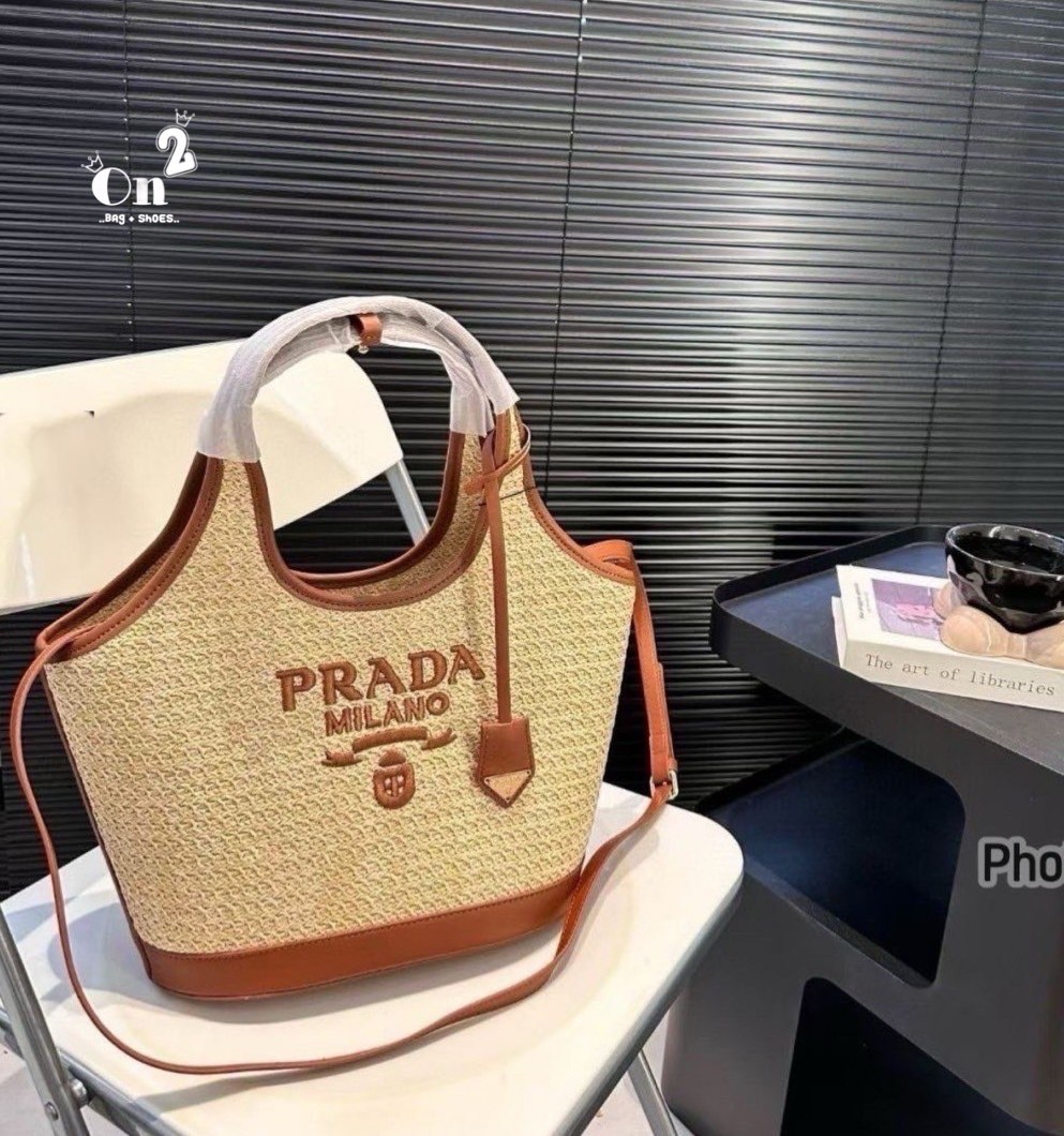 PRADA Linen blend and leather mini-buckle bag / Prada Tote Bag กระเป๋าถือทรง buckle รุ่นนี้มีไว้ยังไงก็ได้ใช้บ่อยแน่นอน