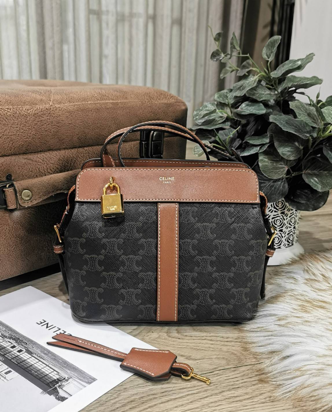 CELINE CROSSBODY BAG VIP GIFT WITH PURCHASE (GWP) พรีเมี่ยมกิ๊ฟ Limited Edition จาก CELINE PARFUME DUTYFREE COUNTER วัสดุ TRIOMPHE CANVAS ดีไซน์สุดคลาสสิคเปิดปิดด้วยซิปคู่สามารถล๊อคกุญแจได้ มีชุดกุญเเจแบรนด์สามารถห้อยตกแต่งด้านหน้าและใช้งานได้จริง ภายในโล