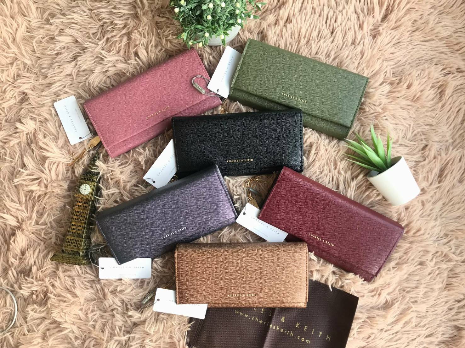 CHARLES & KEITH TASSEL DETAIL LONG WALLET รุ่นขายดี!! กระเป๋าสตางค์ใบยาว ขนาดกำลังพอดีมือ วัสดุหนังลายคาเวียร์ เปิดปิดด้วยแถบแม่เหล็ก มีดีเทลที่หัวซิปอะไหล่ทองเป็นพู่สั้นๆกำลังดี ภายในมีช่องซิป ช่องธนบัตร และช่องเสียบการด์แยกเป็นสัดส่วน ด้านหลังมีช่องเพิ่
