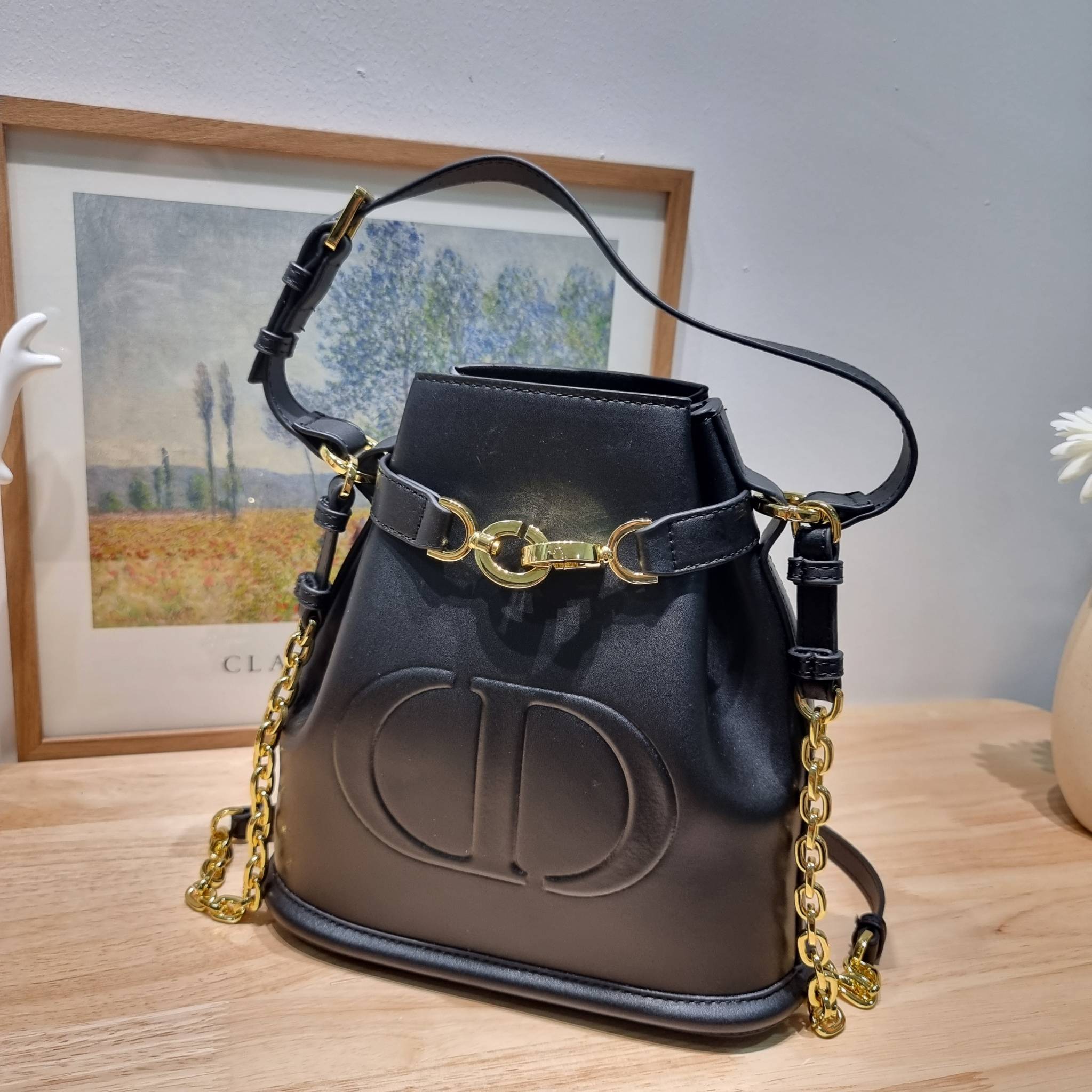 CD MEDIUM C'EST BAG 25cm / Dior bucket bag พร้อมส่ง กระเป๋าสะพายสุดคลาสสิค ดีไซน์หรู มีดีเทลสวยไม่ซ้ำใคร อะไหล่ออกแบบมาเป็นตัวซีดี