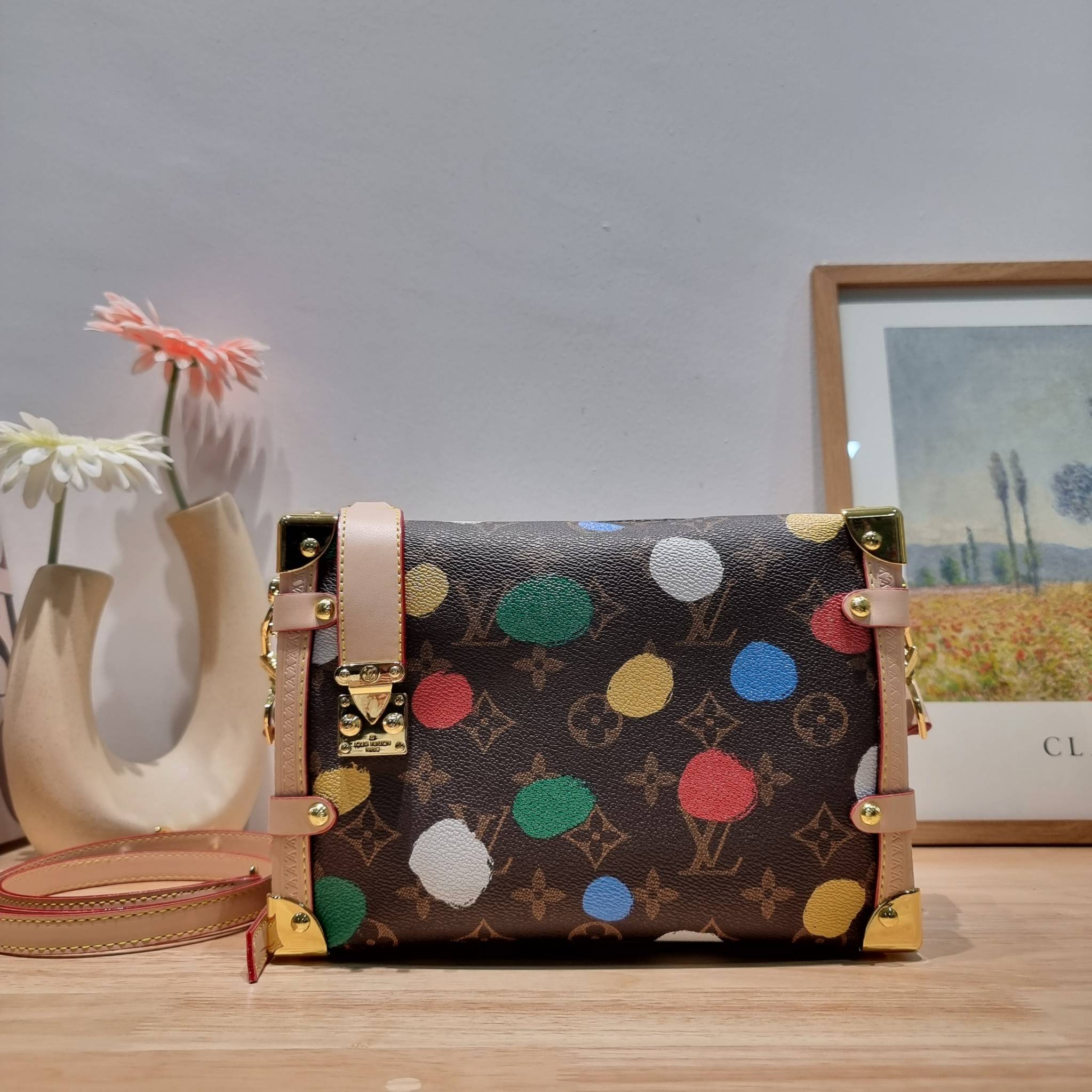 LV x YK SIDE TRUNK Monogram canvas bag สุดยอดกระเป๋าไอคอนนิค ทรงสวย ดีไซน์ใหม่ สวยมีเสน่ห์ รูปทรงกล่อง โดดเด่นด้วยหมุดเข้ามุม ซิปเปิด-ปิดล็อคได้ วัสดุหนังแคนวาส