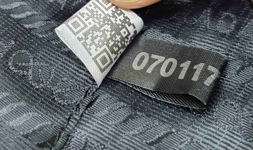 PRADA nylon shoulder bag กระเป๋าถือ/สะพายไหล่ พร้อมสายสะพายยาวโซ่สีเงินถอดได้ ขนาดกำลังดี ราคาน่ารัก อีกไอเท็มสุดคุ้มที่ทุกคนต้องได้มีสวยก่อนใคร!