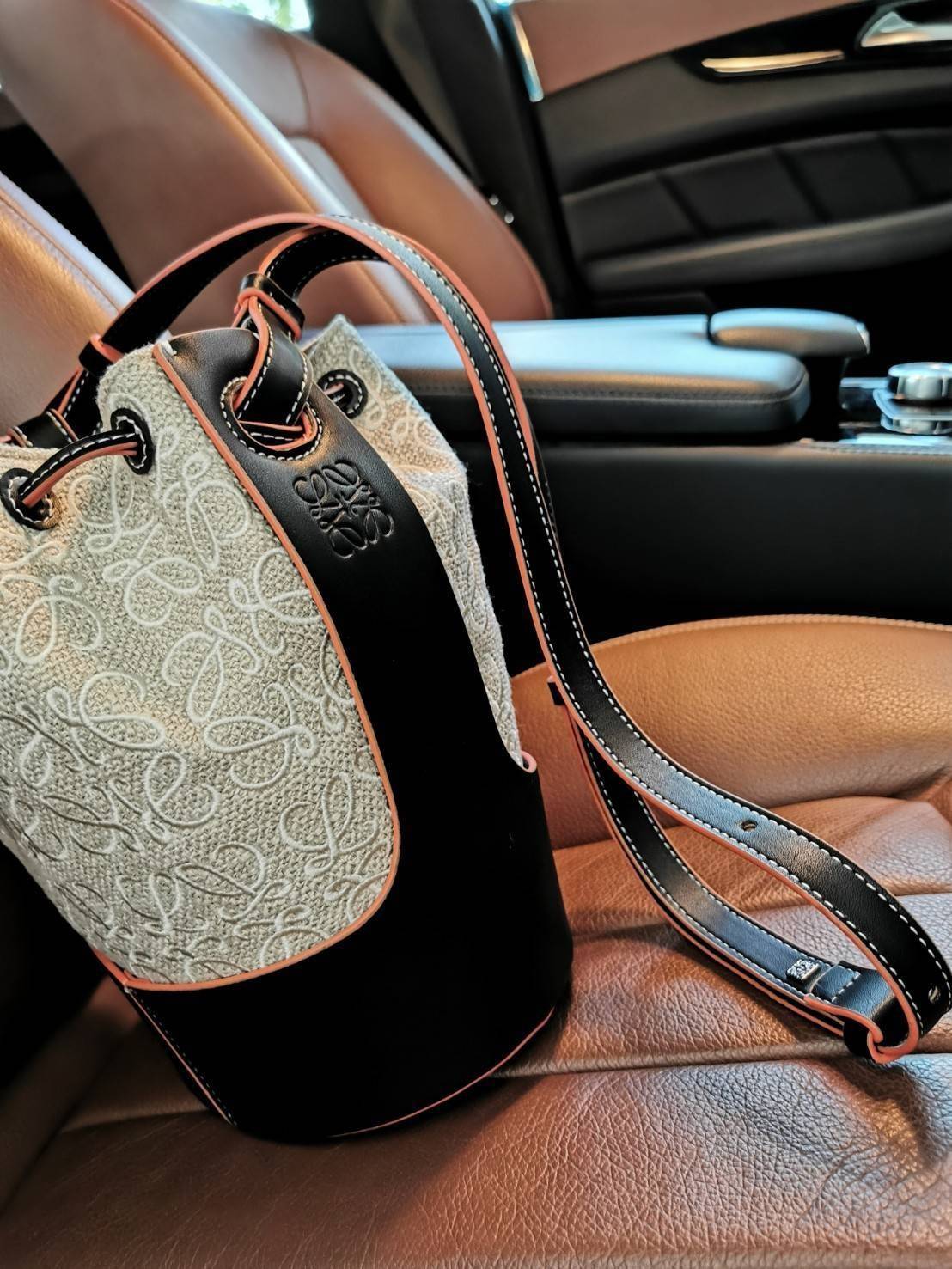 พรีเมี่ยมกิ๊ฟแท้ 100% 】LOEWE CROSSBODY ANAGRAM BUCKET BAG GIFT WITH PURCHASE (GWP) กระเป๋าถือหรือสะพายพรีเมี่ยมกิ๊ฟ Limited จาก LOEWE PERFUME DUTYFREE COUNTER รุ่นใหม่ล่าสุด Rare items หายากสุดเลอค่าวัสดุ Anagram Canvas ตัดหนังแท้ Calfskin สุดคลาสสิค