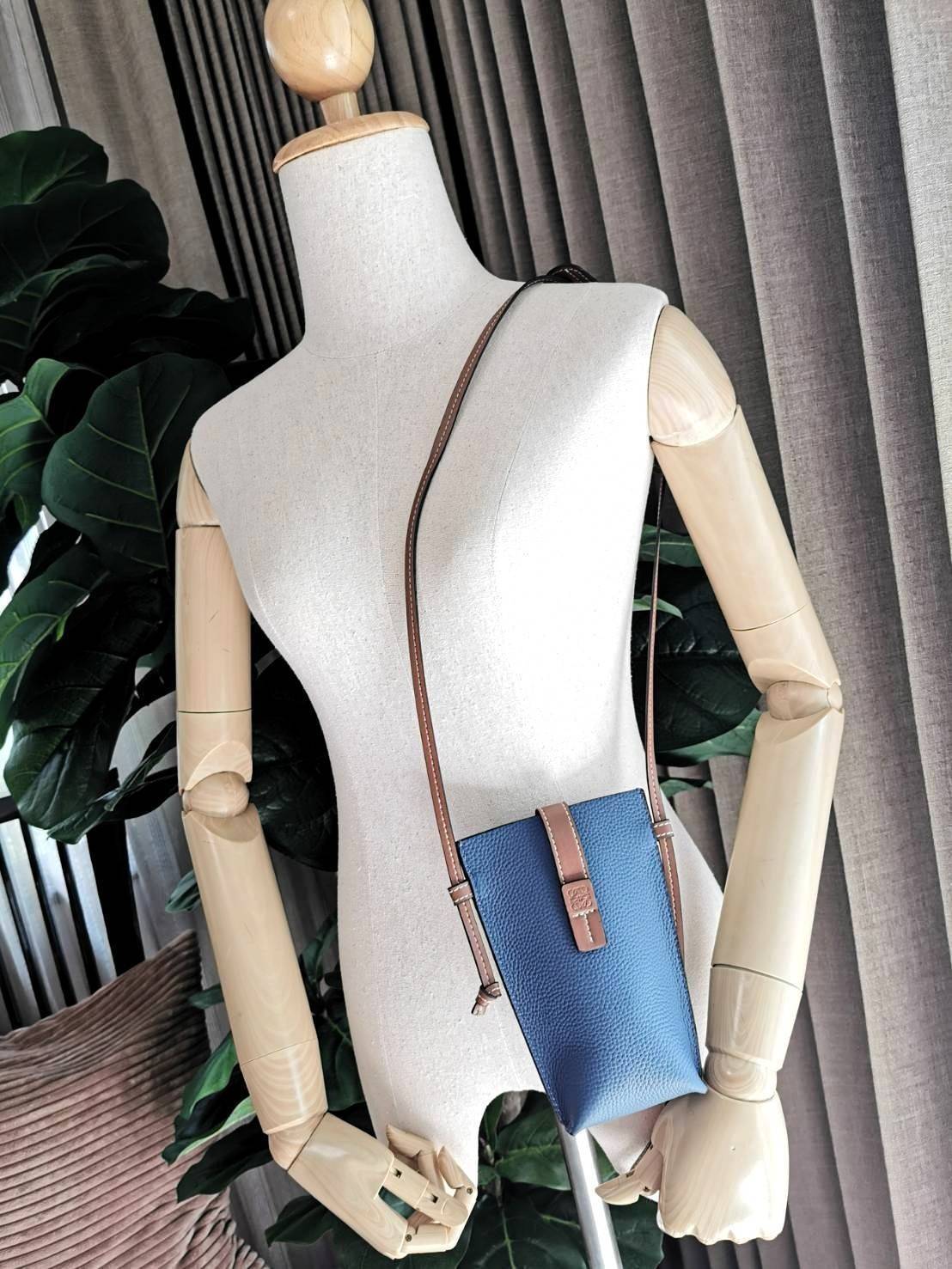 LOEWE MINI CROSSBODY BAG GIFT WITH PURCHASE (GWP) กระเป๋าสะพาย Limited จาก LOEWE วัสดุ Calfskin หนังแท้หนังสวยอยู่ทรงขนาดมินิดีไซน์มินิมอล ภายในโล่งใส่มือถือ บัตร ของจุกจิกได้ ด้านหลังมีช่องใส่ของ พร้อมสายหนังแท้คล้องคอได้ สะพายไหล่ Crossbody ได้ สายเลื่อ