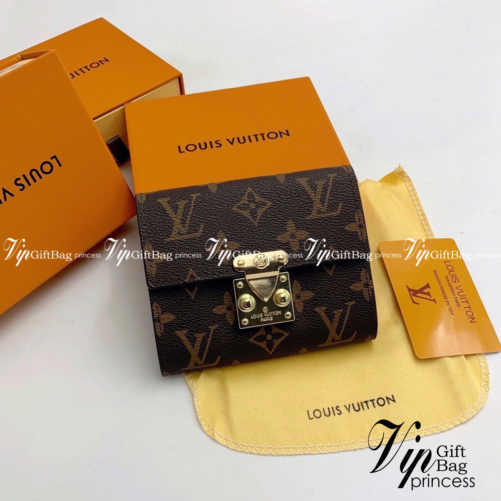 LV Short Wallet กระเป๋าสตางค์ทรงสั้น LV wallet เปิดหน้าอะไหล่ทอง งานสวยหนังดี น่าใช้ งานปั้มแบรนด์ทุกจุด งานจริงสวยเหมือนในรูปค่ะ ได้เวลาเปลี่ยนกระเป๋าสตางค์รับทรัพย์กันแล้ว!! LV wallet กระเป๋าสตางค์รุ่นไอเท็มหายาก ที่สาวๆต้องว้าว!! ใบสั้นขนาดกำลังเหมาะมื