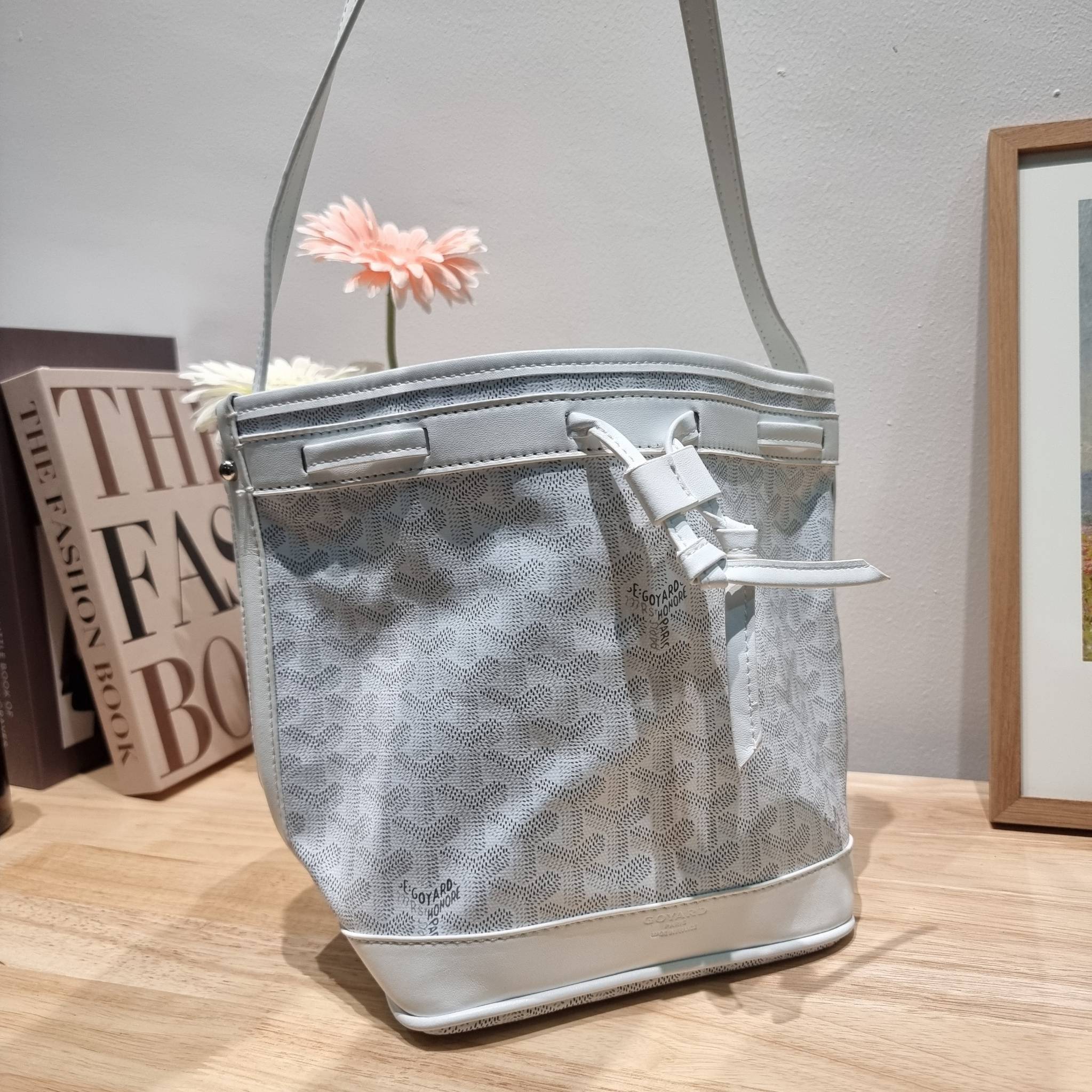 GOYARD PETITE FLOT BUCKET BAG กระเป๋าสะพายทรงบัคเก็ต ที่ดีไซน์สะดวกต่อชีวิตมาก รูปทรงคลาสสิค ดีไซน์เป็นเอกลักษณ์ สดใสทุกสี ดูผู้ดีในตัว วัสดุหนังแคนวาสพิมพ์ลายสวยคม ปากกระเป๋ารูดเปิด-ปิดได้ตามชอบ ภายในเป็นช่องโล่ง ใส่กระเป๋าสตางค์ มือถือ ได้ครบถ้วน มาพร้อ