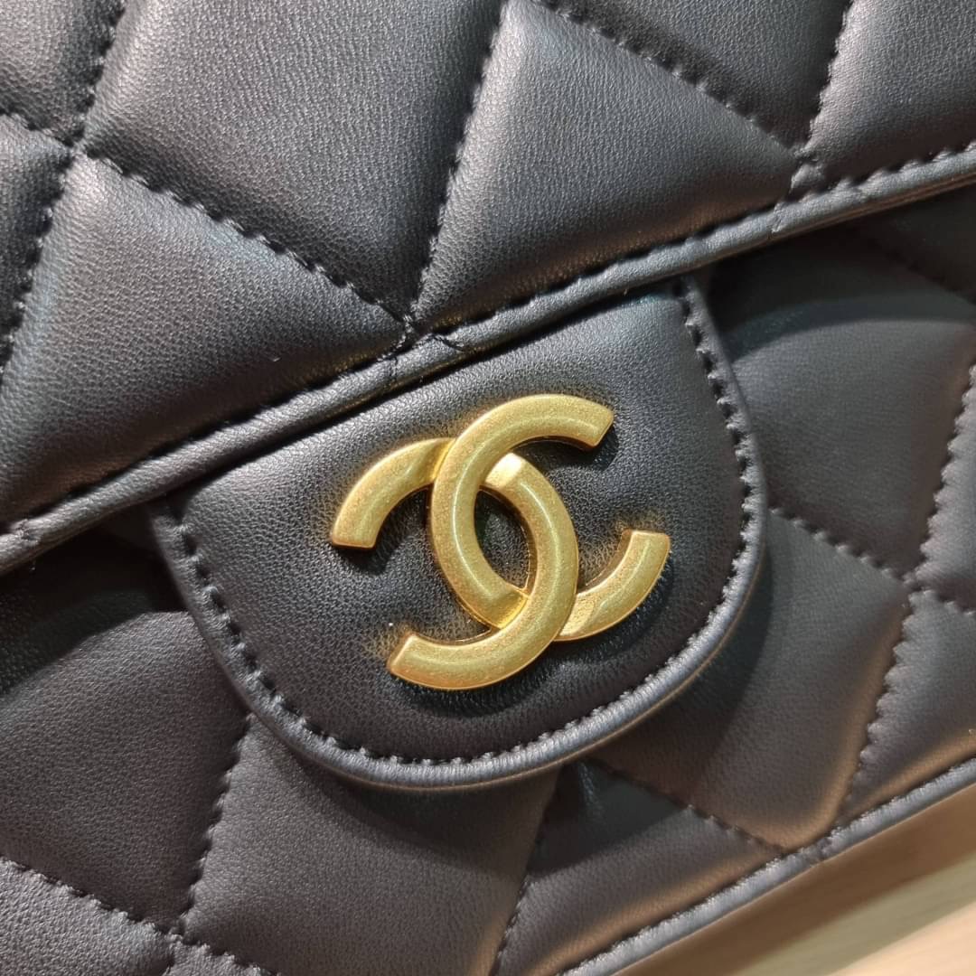 Chanel flap bag with chain กระเป๋าสะพายสุดหรู สวยดูแพง รูปทรงคลาสสิค ขนาดกำลังพอเหมาะ สายสะพายโซ่ในตัว น้ำหนักเบา
