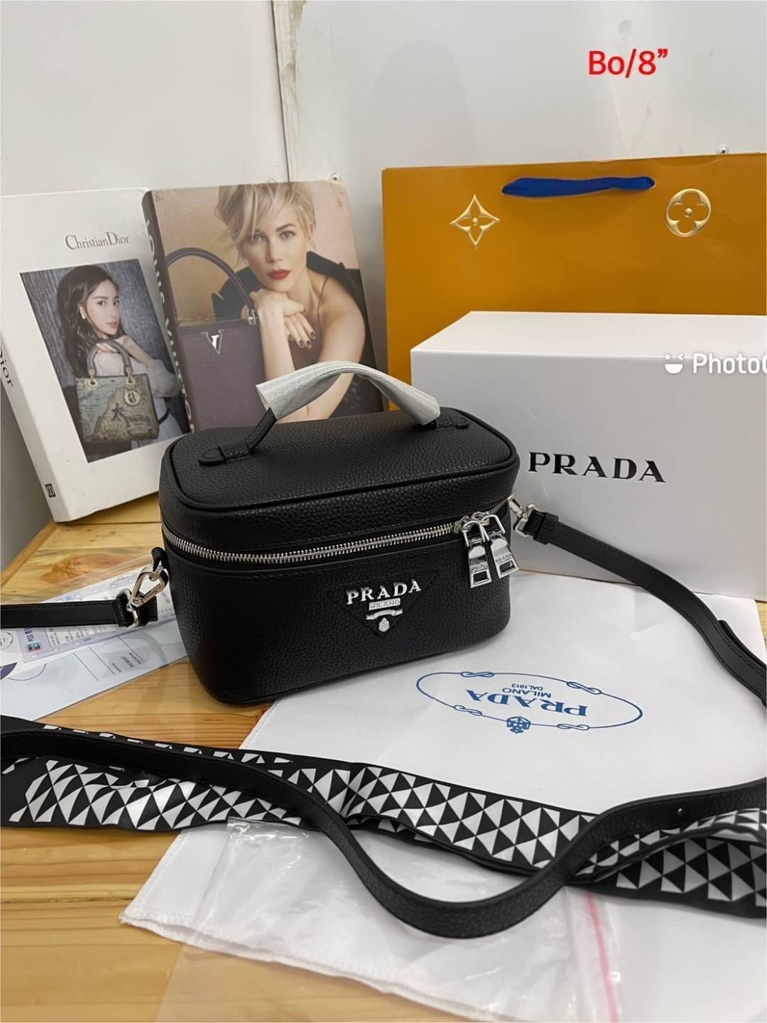 PRADA BOX Leather Shoulder Bag กระเป๋าทรงกล่อง ดีไซน์ยูนีค ไม่ซ้ำ สวยมีสไตล์ มีหูจับในตัว และสายสะพายข้างมาให้ ภายในเป็นช่องโล่ง จัดไปเท่ก่อนใครได้เลย