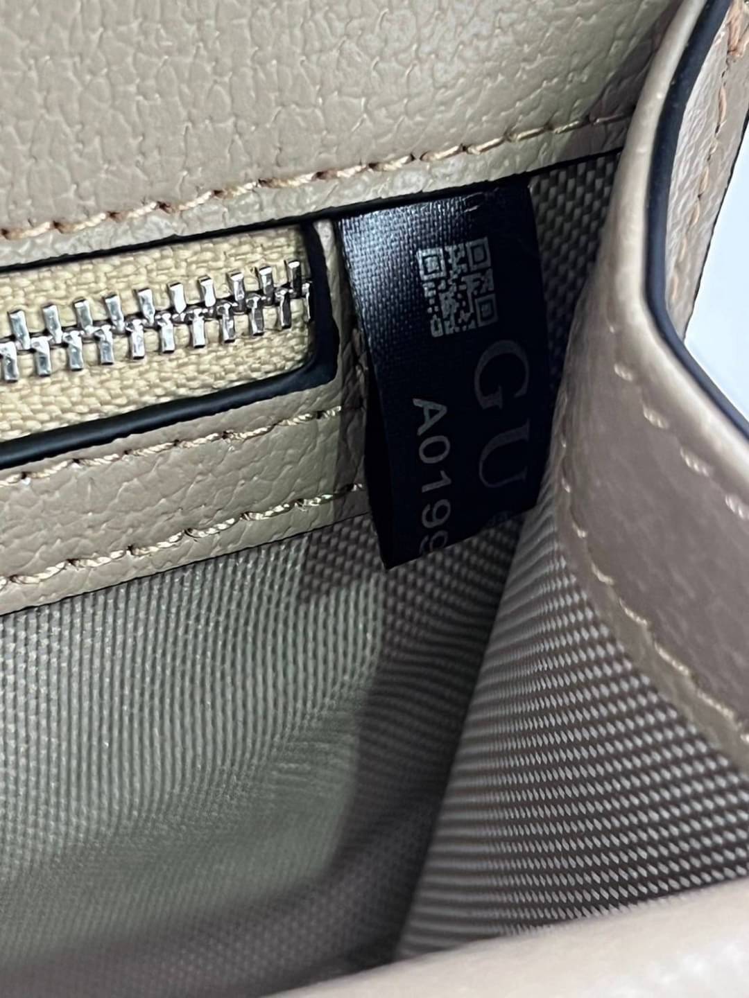 GUCCI Dionysus GG small shoulder bag ฮอตสุดไม่มีใครเกิน รุ่นใหม่ล่าสุดพร้อมสายสะพายสปอร์ต กับกระเป๋าสะพายรุ่นที่สาวๆต้องไม่พลาด!! ดึงดูดและสะกดสายตาด้วยอะไหล่ดีเทลหรู ทนทาน ดูแลรักษาง่าย ภายในสวยงาม และแบ่งสัดส่วนลงตัวมากๆ ใส่ของสำคัญได้สบาย พร้อมเสิร์ฟให