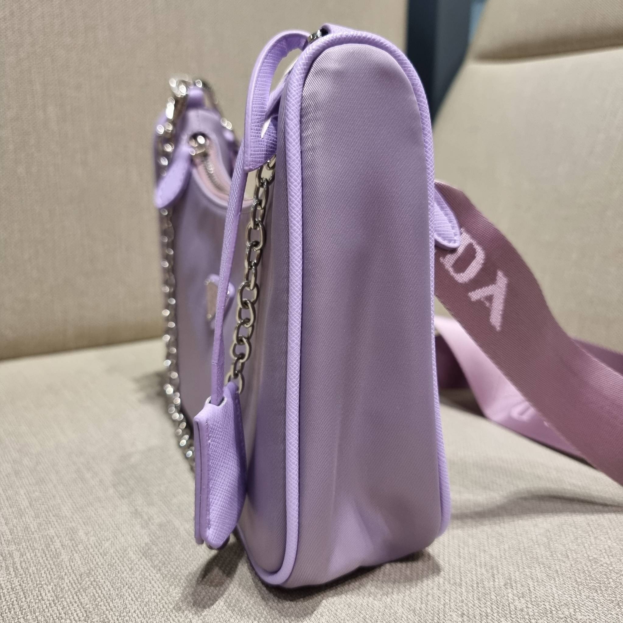 VIP 🥂 PRADA RE-EDITION 2005 RE-NYLON SHOULDER BAG ไอเท็มสุดปัง ที่ฮิตตลอดกาลไม่ว่าจะปีไหนๆ จัดให้ครบทั้งสีขายดีและสีใหม่ล่าสุด ที่สายคุณหนูห้ามพลาด!! กับกระเป๋าสะพายทรงคลาสสิค เหมาะเป็น everyday bag มากๆ วัสดุผ้าไนล่อนคุณภาพ พร้อมใบลูก ไว้ใส่เหรีย