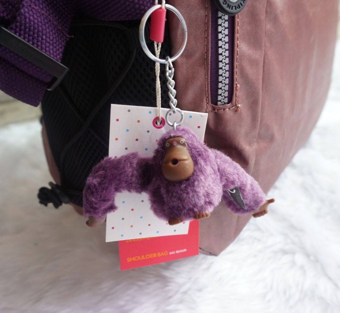 KIPLING BACKPACK K502 กระเป๋าเป้สะพายใบใหญ่ จุของได้เยอะมากๆ วัสดุ nylon + polyestor% กันน้ำ ด้านหน้ามี ช่องใส่ของจุกจิก ช่องซ้ายขวา ช่องหลักเปิดปิดด้วยซิป ภายในแบ่งเป็นสัดส่วย มีช่องแยกใส่ Laptop ใบขี้ขะได้เยอะ จะใช้ไปเรียน ไปนิมหรือท่องเที่ยวก็ตอยโจทย์ค