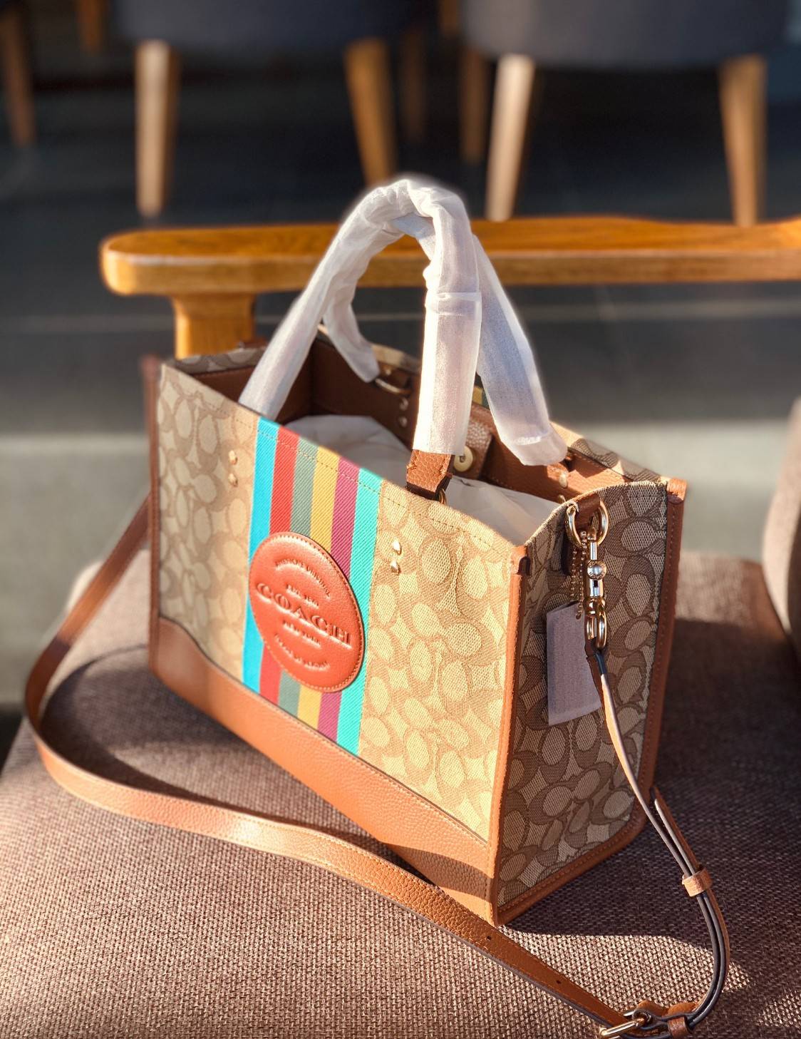 สวยๆอย่างนี้อดใจยังไงไหว!! Coach Dempsey Carryall In Signature Jacquard With Stripe And Coach Patch ((C5794)) ✈️พร้อมส่งความสวย! คุณภาพจัดเต็มเลยค่ะ กระเป๋าทรงTote วัสดุ Jackquard+หนังแท้ ได้ลงตัวสวยงาม 🔺สีคอลเลคชั่นใหม่ล่าสุด! ด้านหน้ามีโล