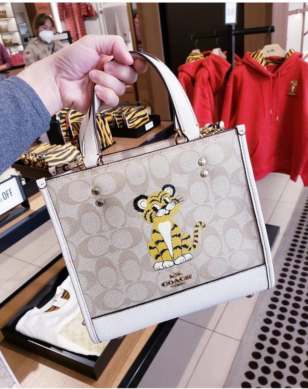 COACH C7001 DEMPSEY TOTE 22 IN SIGNATURE CANVAS WITH TIGER 🐯🐯 คอลเลคชั่นฉลองปีเสือต้องมาจ้า กับรุ่นคลาสสิค กระเป๋าทรงโท้ท ขนาดน่ารักน่าใช้มากๆ ดีไซน์น้องเสือจิ้มลิ้มดึงดูดสายตามากๆ ฟังก์ชั่นการใช้งานสะดวก มีทั้งสายคล้องในตัว และสายครอสบอดี