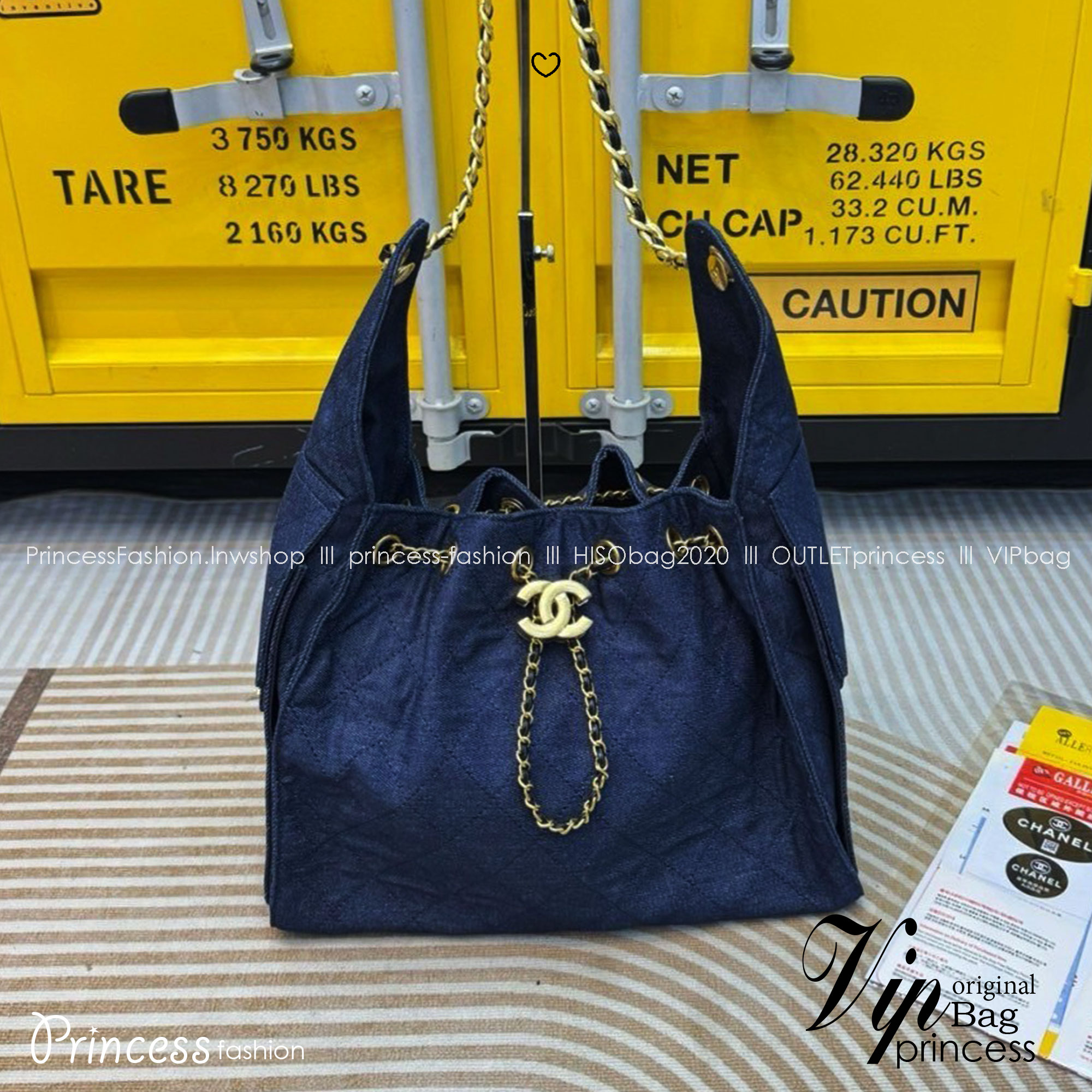 CHANEL 25 Small Handbag กระเป๋าสะพายทรงโฮโบเดนิม คอลใหม่ล่าสุด ต้อนรับฤดูกาล SPRING-SUMMER 2025 รูปทรงใช้งานได้จริง จุของได้ ถือเก๋ๆ เอวี่เดย์ลุค บอกเลยว่าดีไซน์เก๋มาก