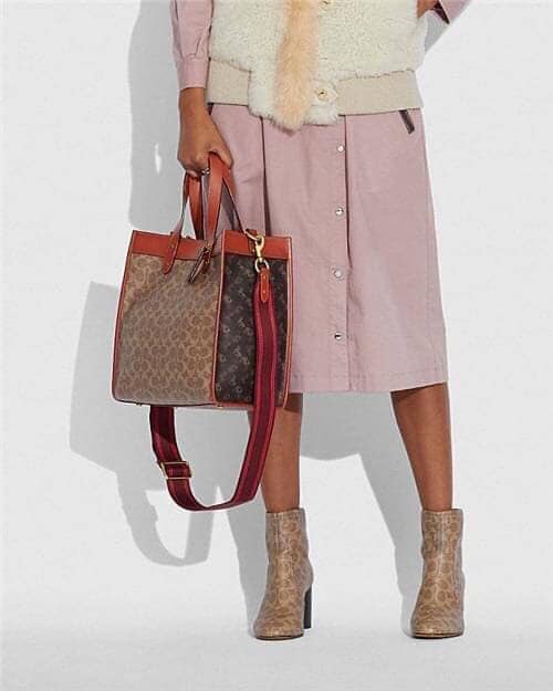 COACH C0776 FIELD TOTE WITH HORSE AND CARRIAGE PRINT คอลเลคชั่นสุดคลาสสิค สวยหรูดูแพง กระเป๋าทรงโท้ท ไซส์ใหญ่จุคุ้ม ฟังก์ชั่นการใช้งานสะดวกที่สุด มีทั้งสายคล้องแขนในตัว และสายครอสบอดี้ วัสดุหนังแคนวาสเคลือบลายสลับหนังแท้ ปากกระเป๋ามีกระดุมแม่เหล็กไว้ปิดกั