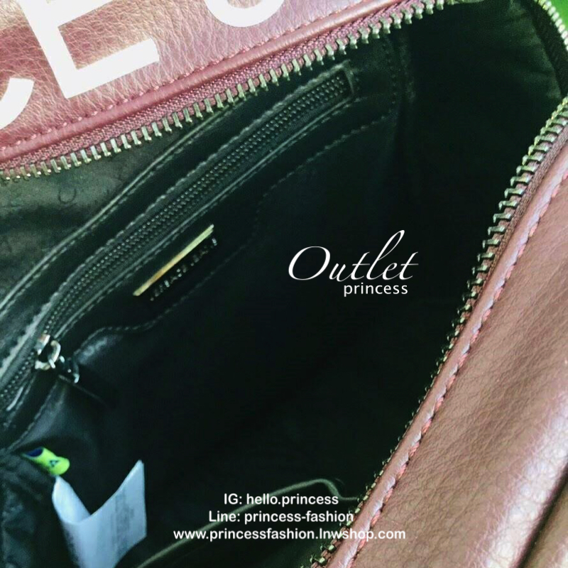 VERSACE JEANS BACKPACK BAG (VJ) กระเป๋าสะพายเป้จากแบรนด์ดัง วัสดุ PU คุณภาพดี นิ่ม ด้านหน้าประดับด้วยโลโก้แบรนด์สวยหรู เปิดปิดกระเป๋าด้วยซิปสะดวกใช้ ด้านในโล่งกว้างมีช่องซิปและช่องเล็กสำหรับใส่ของแยกเป็นสัดส่วน ด้านหน้ามีช่องซิปและช่องใส่มือถืออีกหนึ่งช่อ