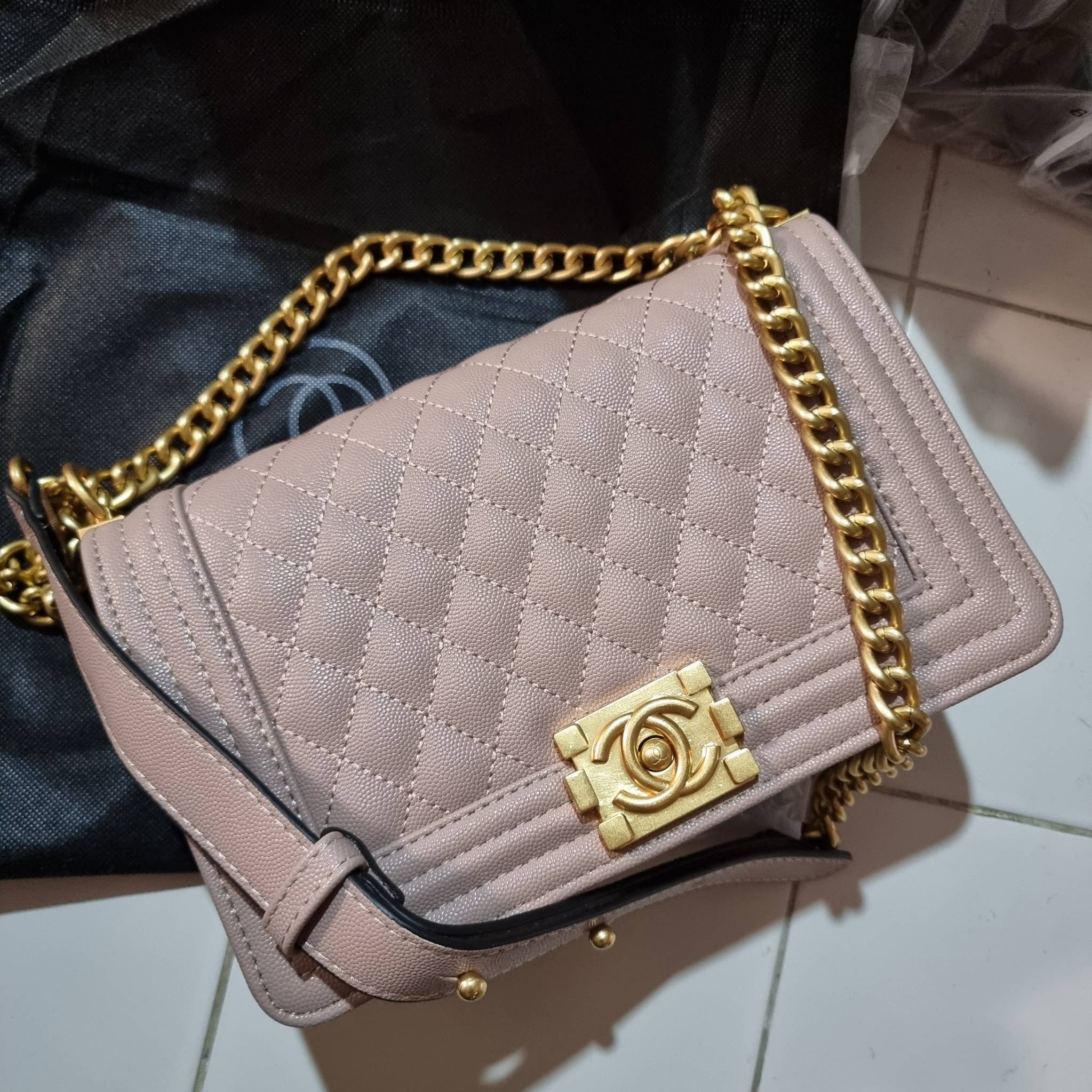 Chanel Boy 10" พร้อมส่งที่ไทย รุ่นสุดฮอต อะไหล่สีทองสุดหรู วัสดุหนังลายคาร์เวีย ทรงคลาสสิคที่สาวๆห้ามพลาด!! ในราคาสุดคุ้ม เปิด-ปิดกระเป๋าด้วยตัวล็อค ภายในโล่งกว้าง ไซส์ใหญ่ใส่ของได้เยอะ มีช่องแยกในกระเป๋า มาพร้อมสายสะพายโซ่สลับหนังรองบ่า (ถอดได้-ปรับ