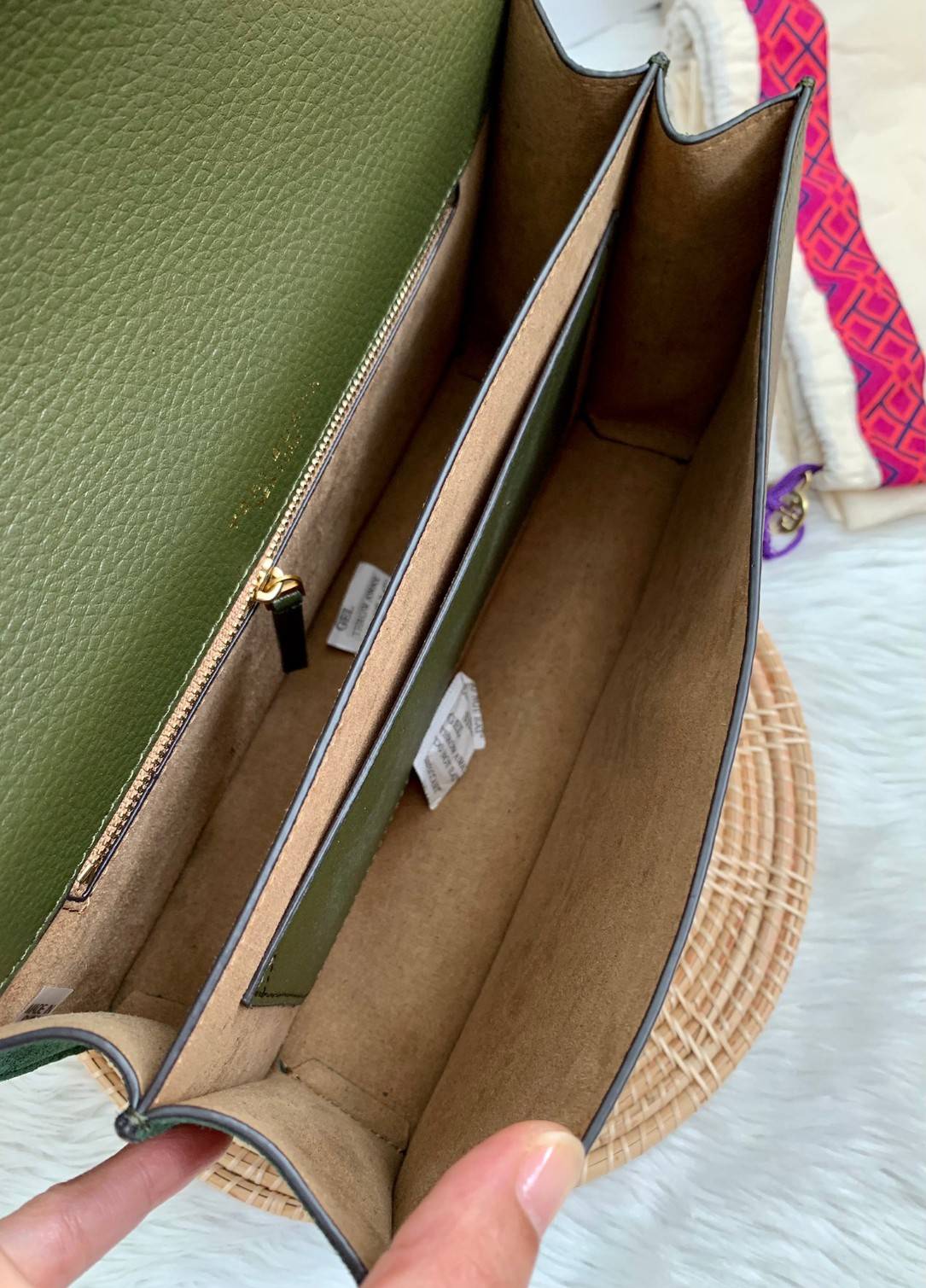 สวยจริงไม่จกตาจ้าา😘 TORY BURCH MILLER SHOULDER BAG BRAIDED STRAP LARGE ((81668)) พร้อมส่งที่ไทย! กระเป๋าหิ้วและสะพายไหล่ได้ในตัว หนังแท้ลายหนังสวยมากๆค่ะ ด้านหน้ามีอะไหล่โลโกแบรนด์ หรู สะพุดตาทีเดียว เปิดปิดกระเป๋าแบบฝาปิด ภายในมีช่องหลักใส่ของ2ช่