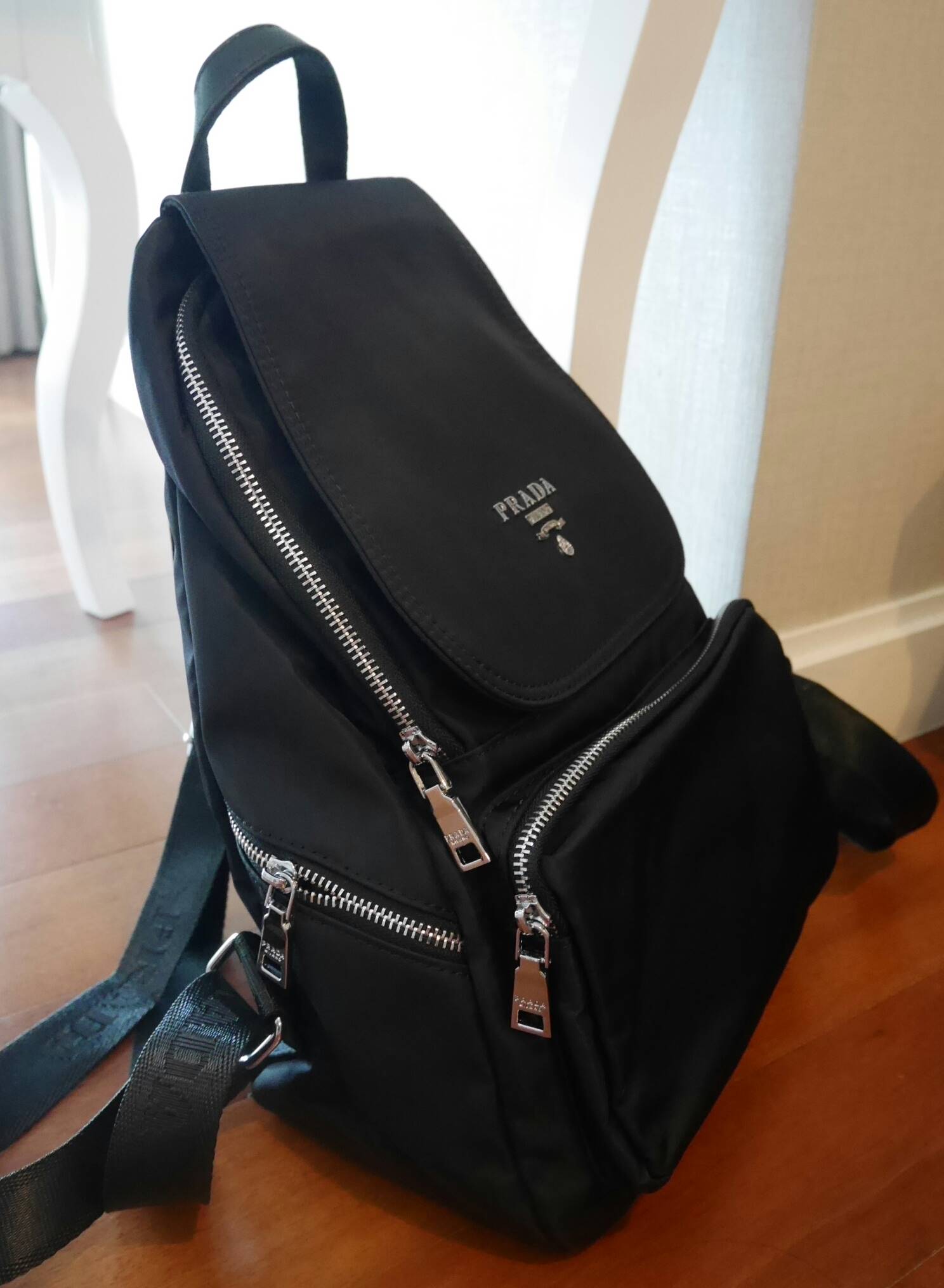 มาละค้า รุ่นที่สายลุยรอคอยกับ Prada backpack จากงานพรีเมี่ยมกิ้ฟจากเคาร์เตอร์ต่างประเทศมาค้า วัสดุ Nylon **คุณภาพดี แข็งแรง ทนทาน กันน้ำได้ อะไหล่เงิน เงาวับ! ทั้งใบ **สวยหรูมากคะ มีช่องใส่ของแยกซิปหลายช่อง สุดคุ้ม ด้านในบุด้วยผ้าซับในปั้มแบรนด์ อย่างดี ช