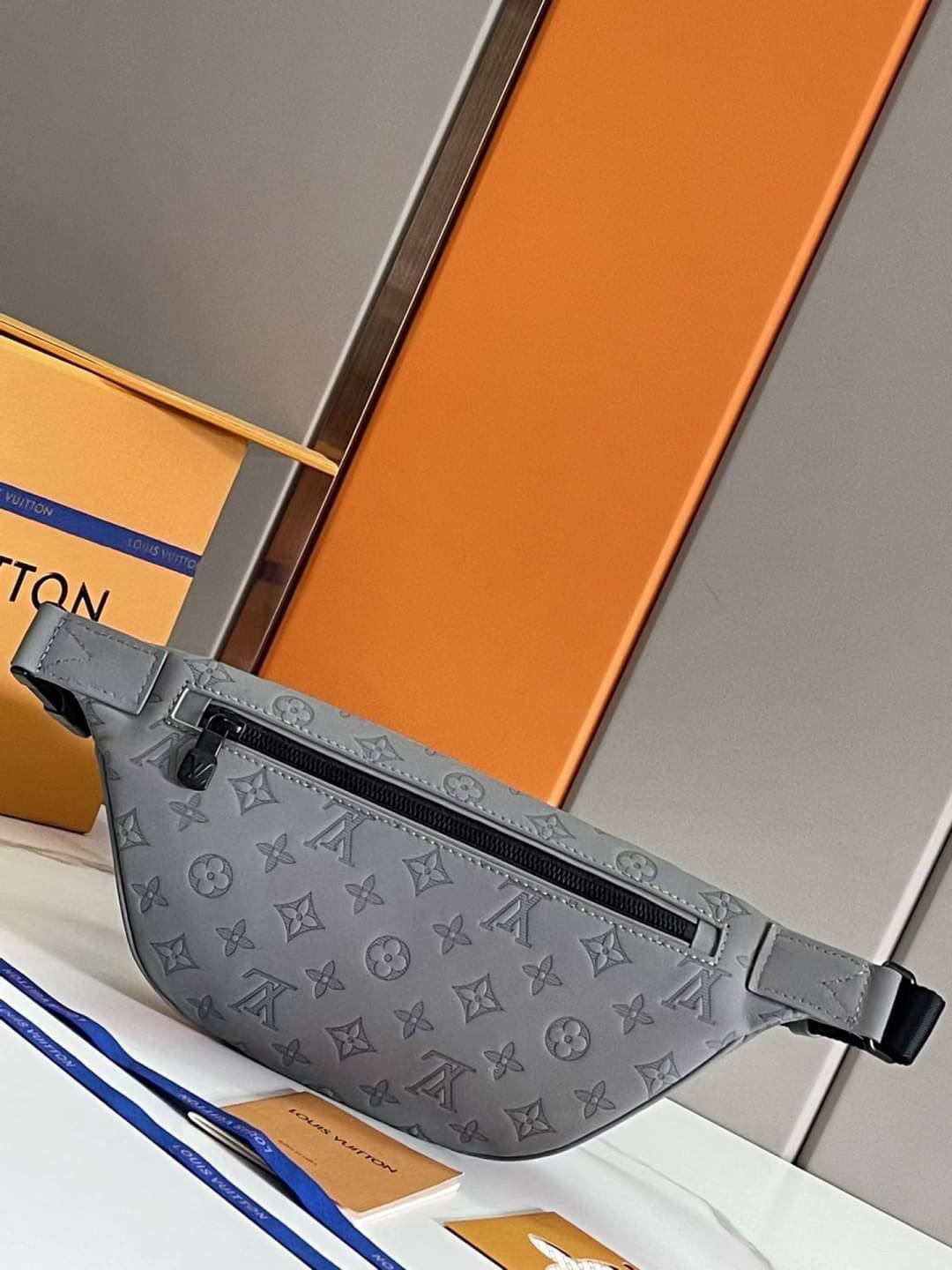 LV Discovery Bumbag Gray Monogram Shadow Kalbsleder / LV Belt Bag เกรดใช้งานสลับใบจริงได้ เทพออริจินอล เนื้องานสวยงาม หนังแท้ ใช้ได้ทั้งชายหญิง ภาพสินค้าถ่ายจากงานขายจริงใช้งานต่างประเทศได้