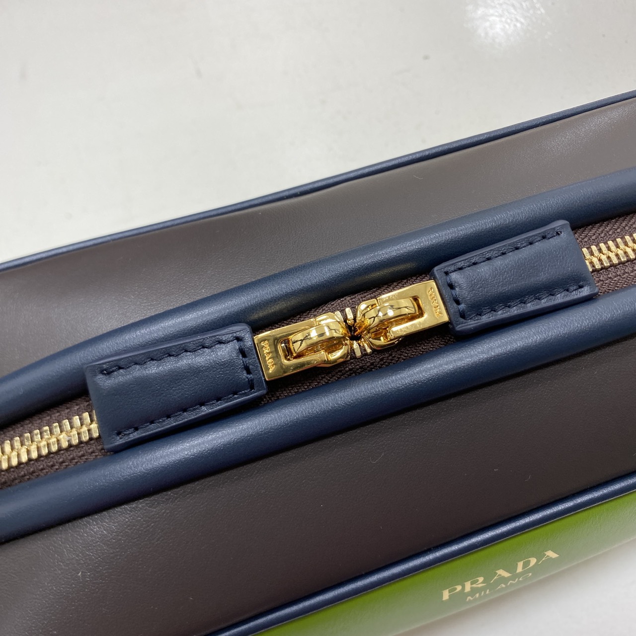 TOP ORI หนังแท้ | Prada Swing smooth leather shoulder bag / Prada Hobo Bag กระเป๋าสะพายสไตน์สปอร์ตเรียบหรูดีไซน์ใหม่เรียบง่าย หนังแท้เรียบสวยสัมผัสนุ่มละมุน โทนสีทูโทนแต่งแต้มสีสันให้โดดเด่น