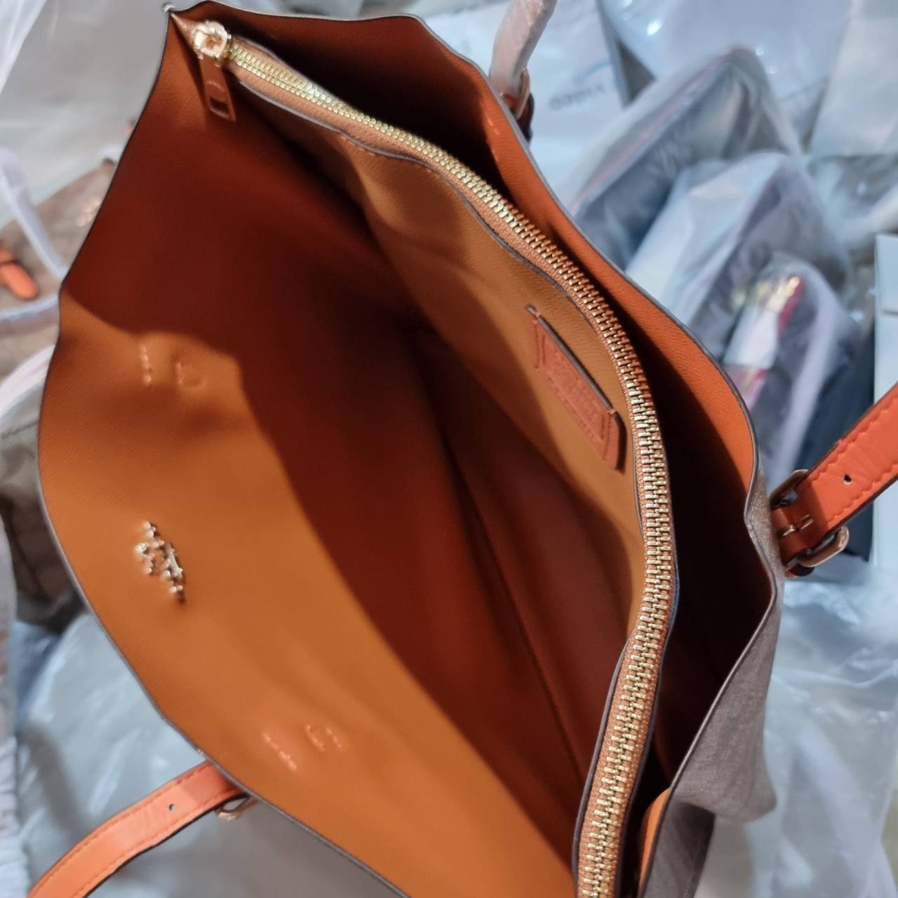 COACH 1665 MOLLIE TOTE IN SIGNATURE CANVAS กระเป๋าโท้ทใบใหญ่ ไม่ต้องกลัวของหล่นหายอีกต่อไป!! ทรงสวยใส่ของได้เยอะจริงๆ สีนี้คือคุณหนูหรูจัดมาก!! วัสดุหนังแคนวาสเคลือบลาย ภายในโล่งกว้าง มีช่องซิปกลางใส่ของได้อีก สะพายใบนี้ไปต่างจังหวัดได้สบายๆ ตอบโจทย์สาวๆท