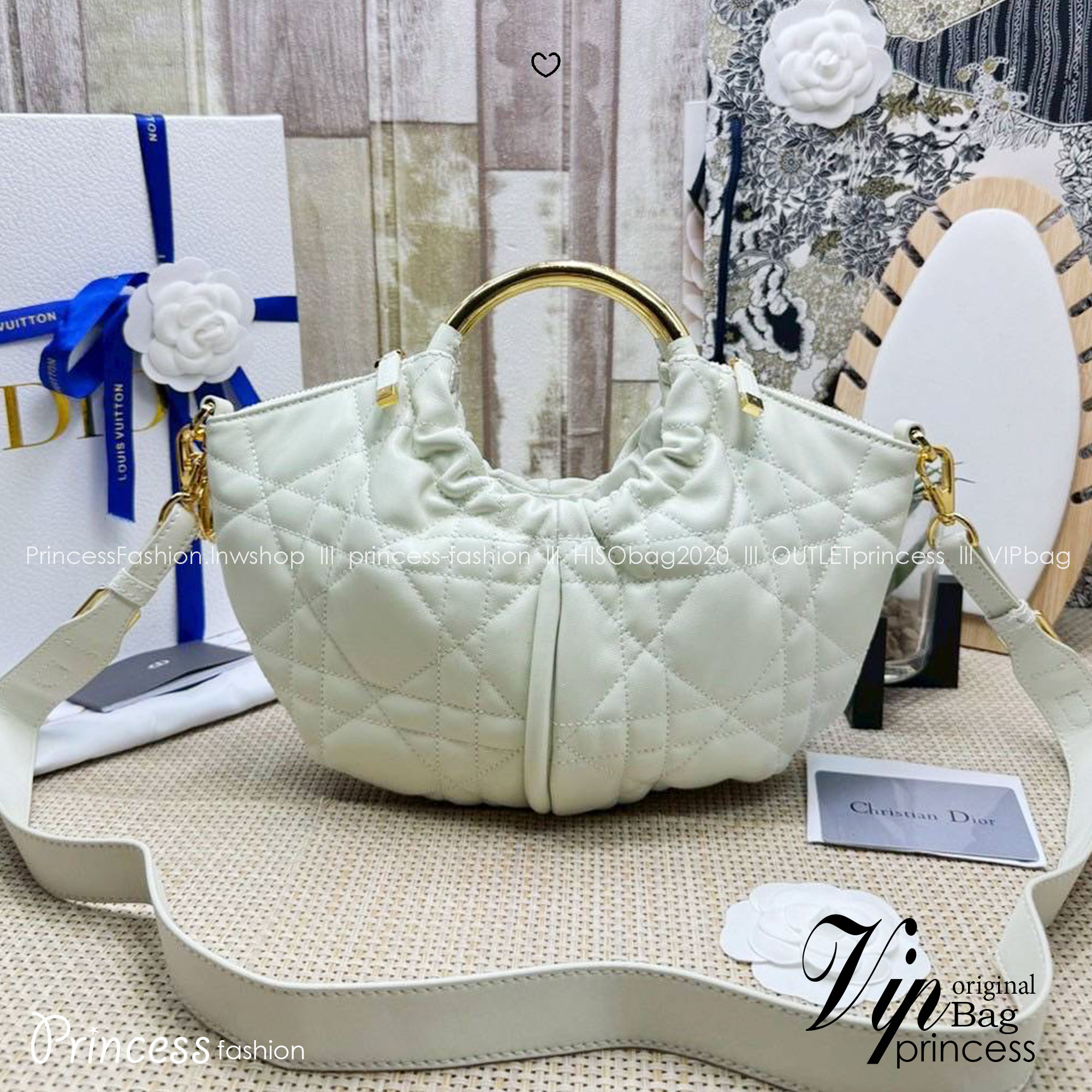 ORI หนังแท้ | DIOR Walk in Dior Purse White Macrocannage กระเป๋าสะพายทรงคลัชสุดลัคชู หรูหราเกินเรื่อง ดีไซน์ใหม่มาแรงมาก! โดดเด่นด้วยหูจับทรงโค้งสีทอง ดูแพงสุดๆ